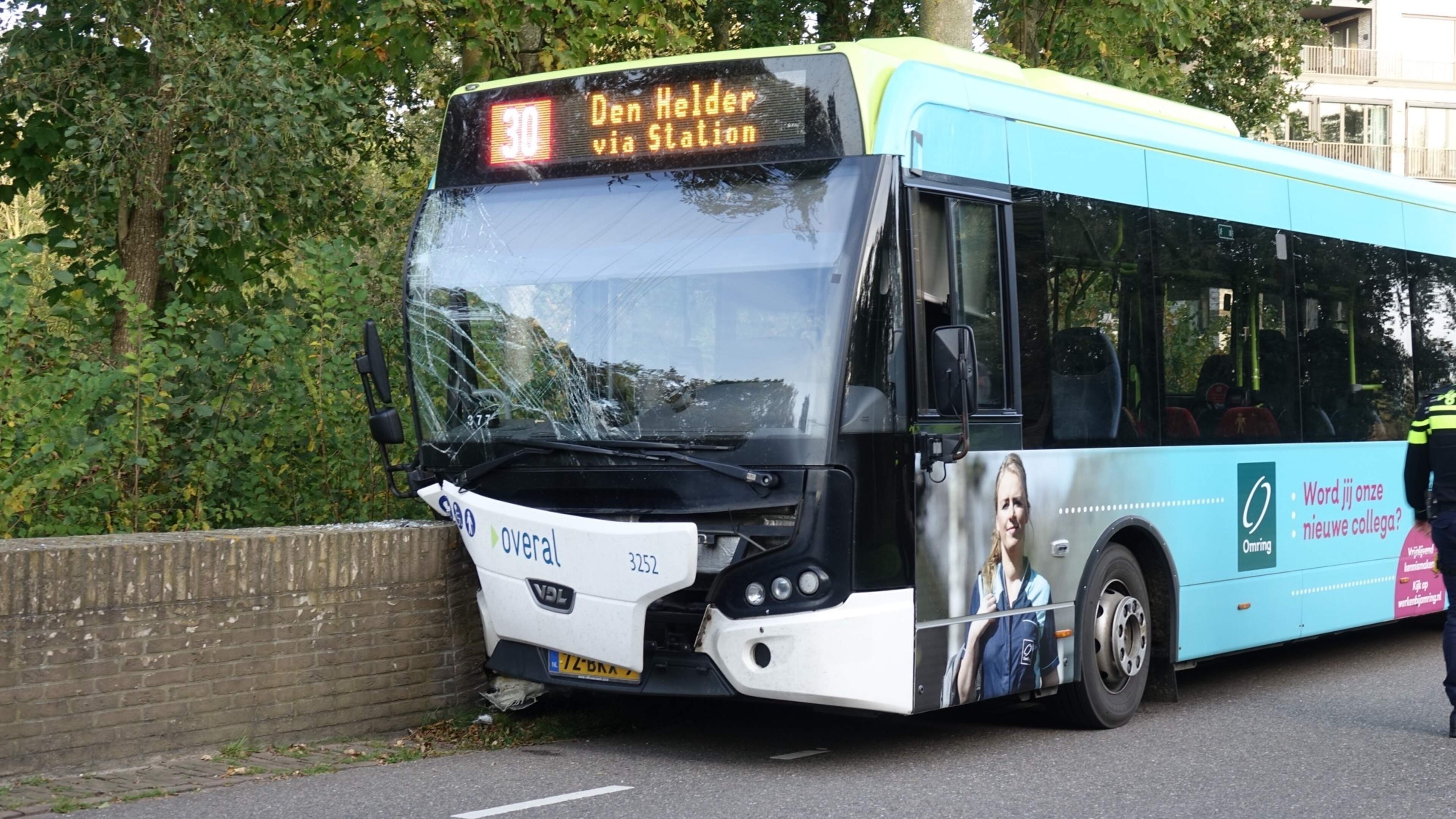 Chauffeur onwel: lijnbus knalt tegen muurtje op brug in Julianadorp
