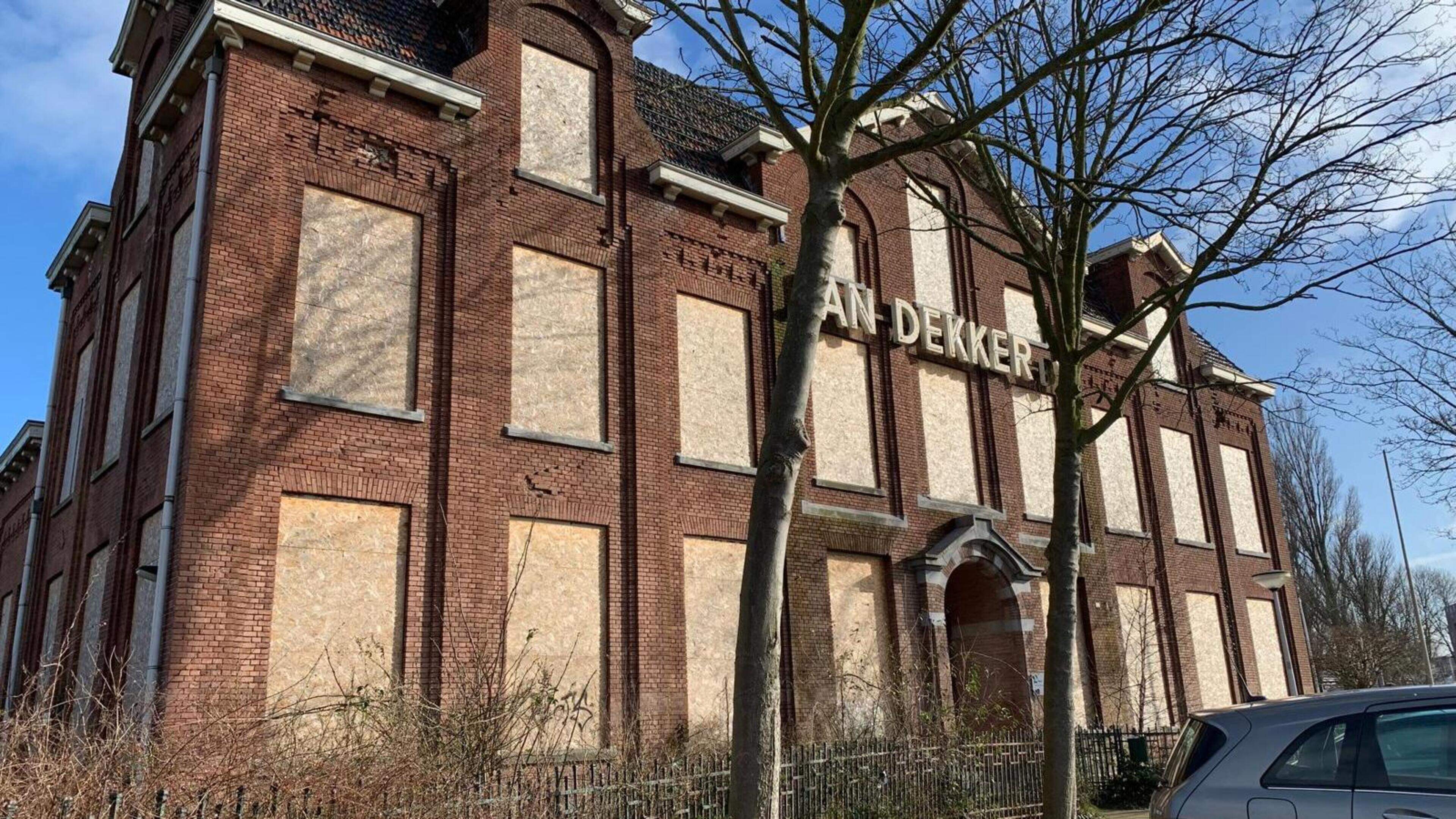 Omwonenden bezorgd na brand bij monumentaal pand Jan Dekker in Wormerveer: ’Zonde dat het verpaupert