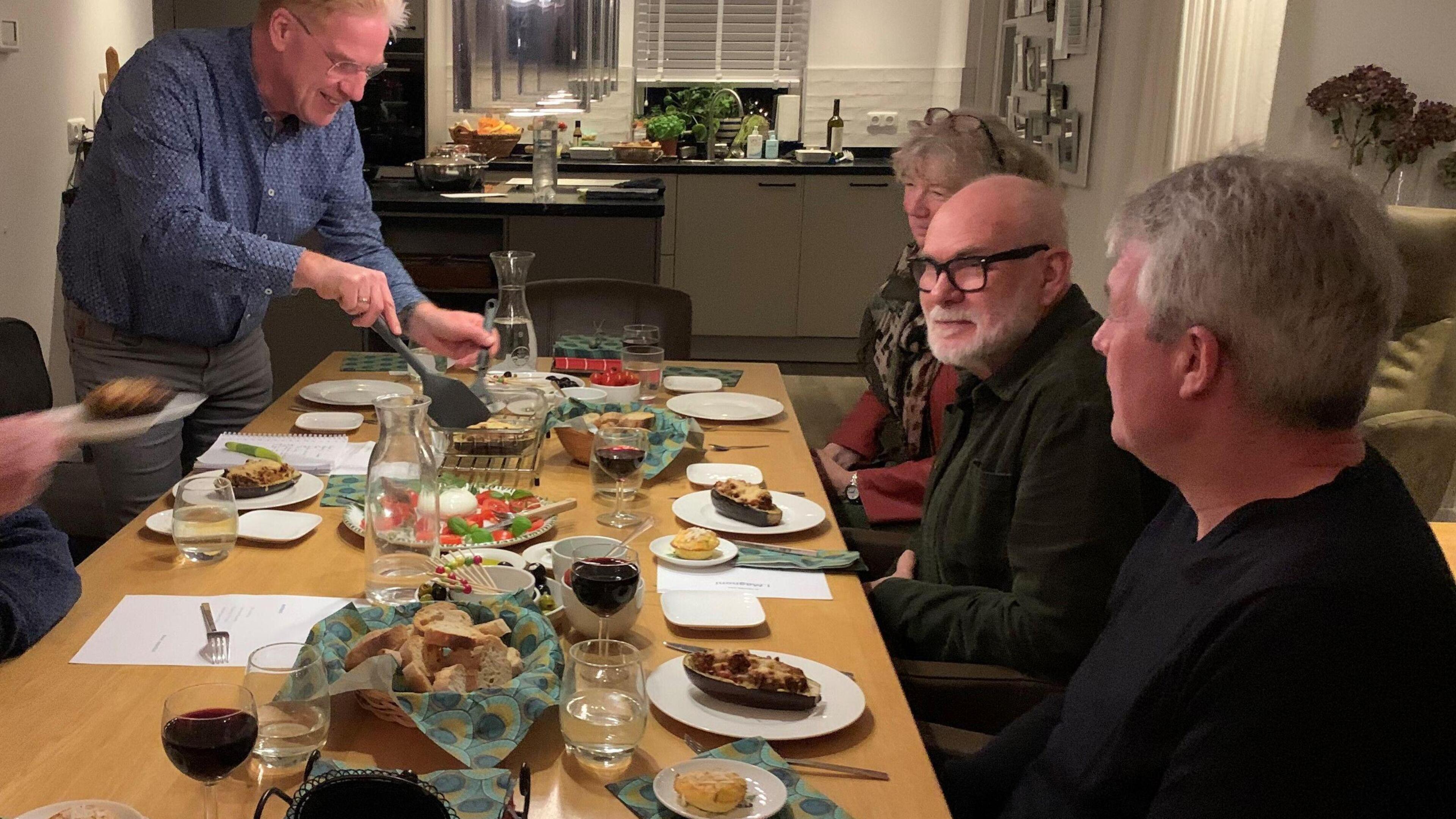 Een gouden recept voor ontmoetingen; Opperdoezers eten bij elkaar met Dis in Dois
