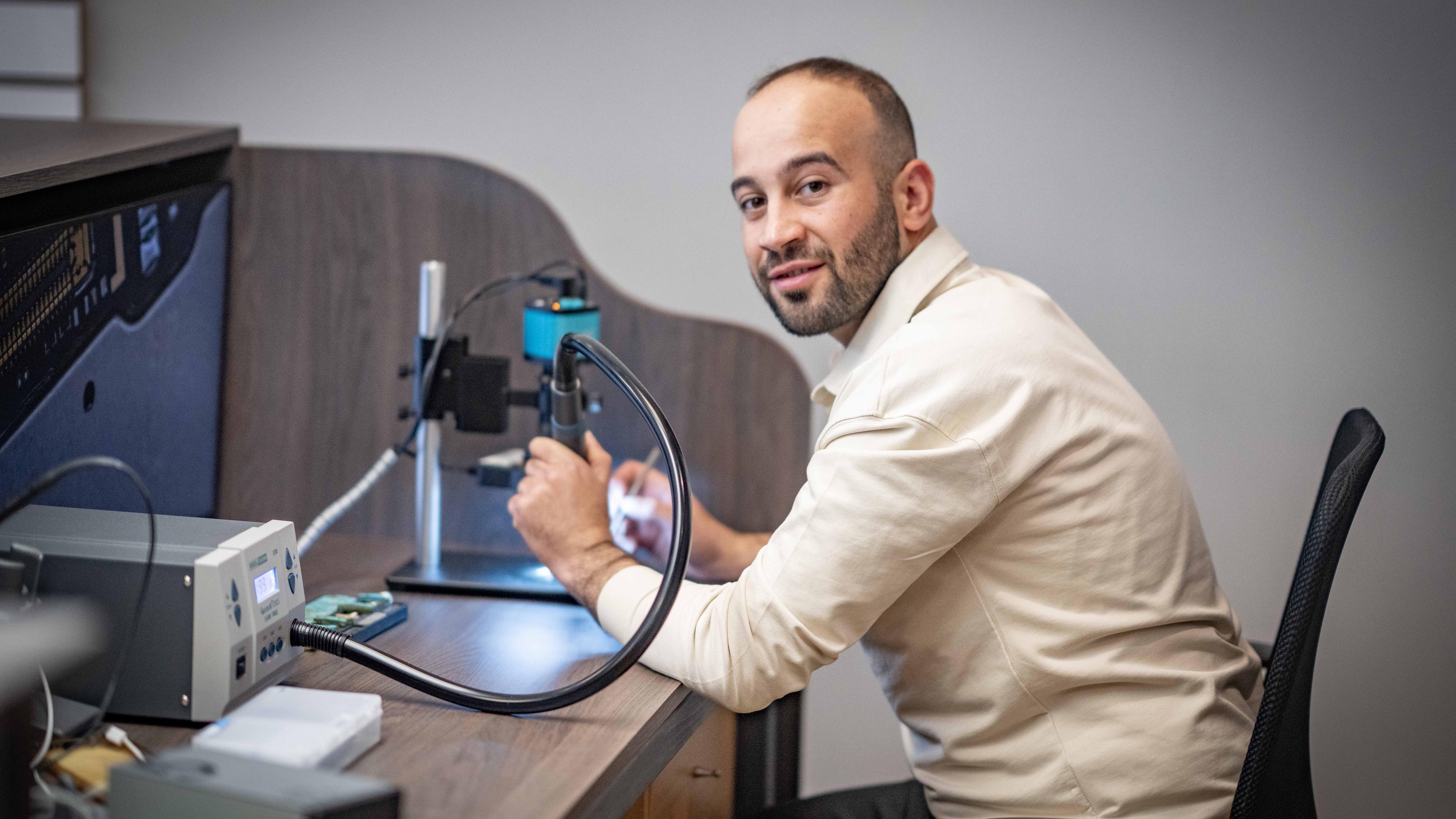 Adnan is twee jaar in Nederland en opent nu zijn eigen zaak in Den Helder