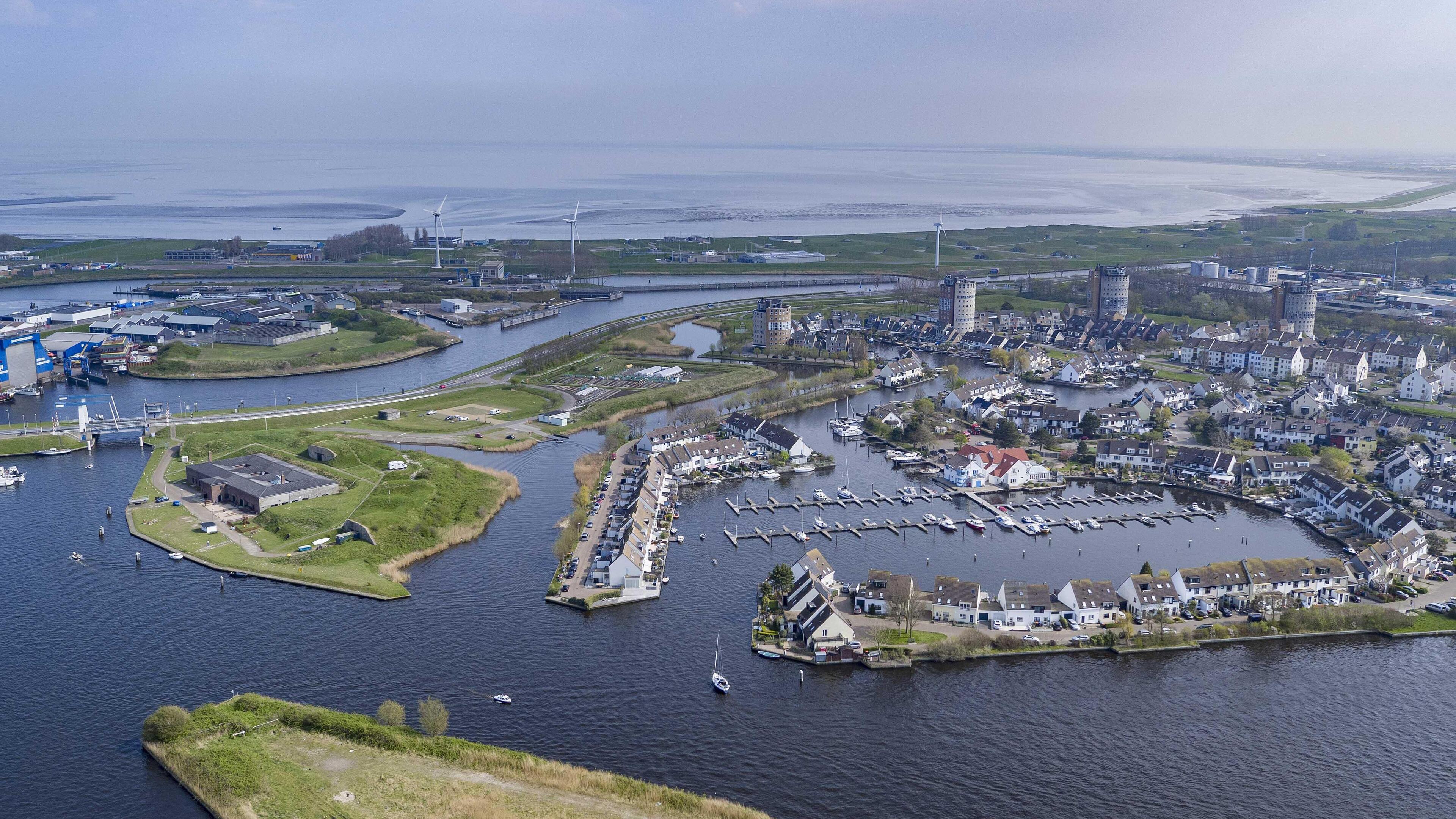 De lege straten van mooi Den Helder gezien vanuit de lucht [fotoserie]