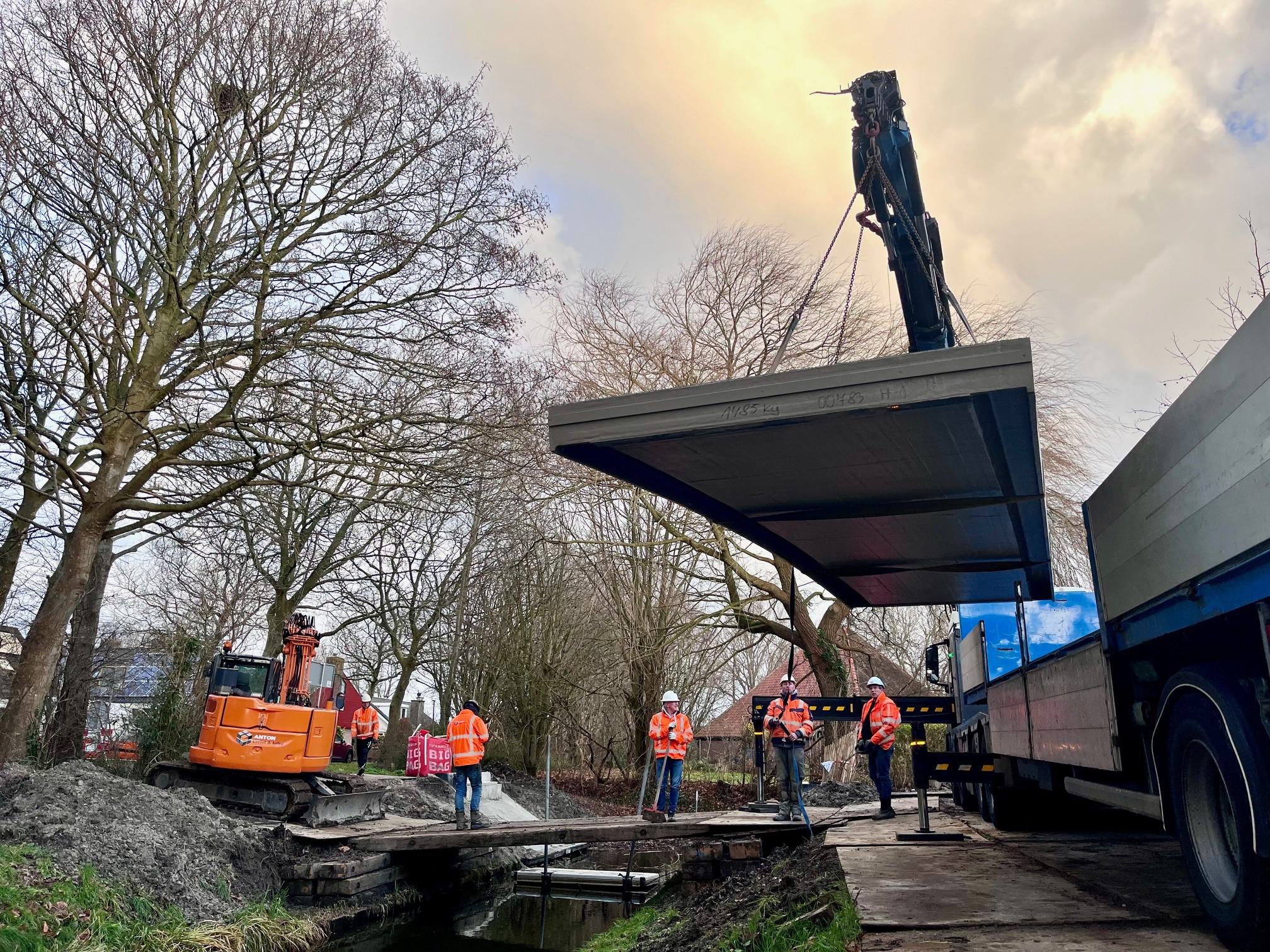 Even passen en meten, maar dan ligt het bruggetje in Warmenhuizen vlot op zijn plek