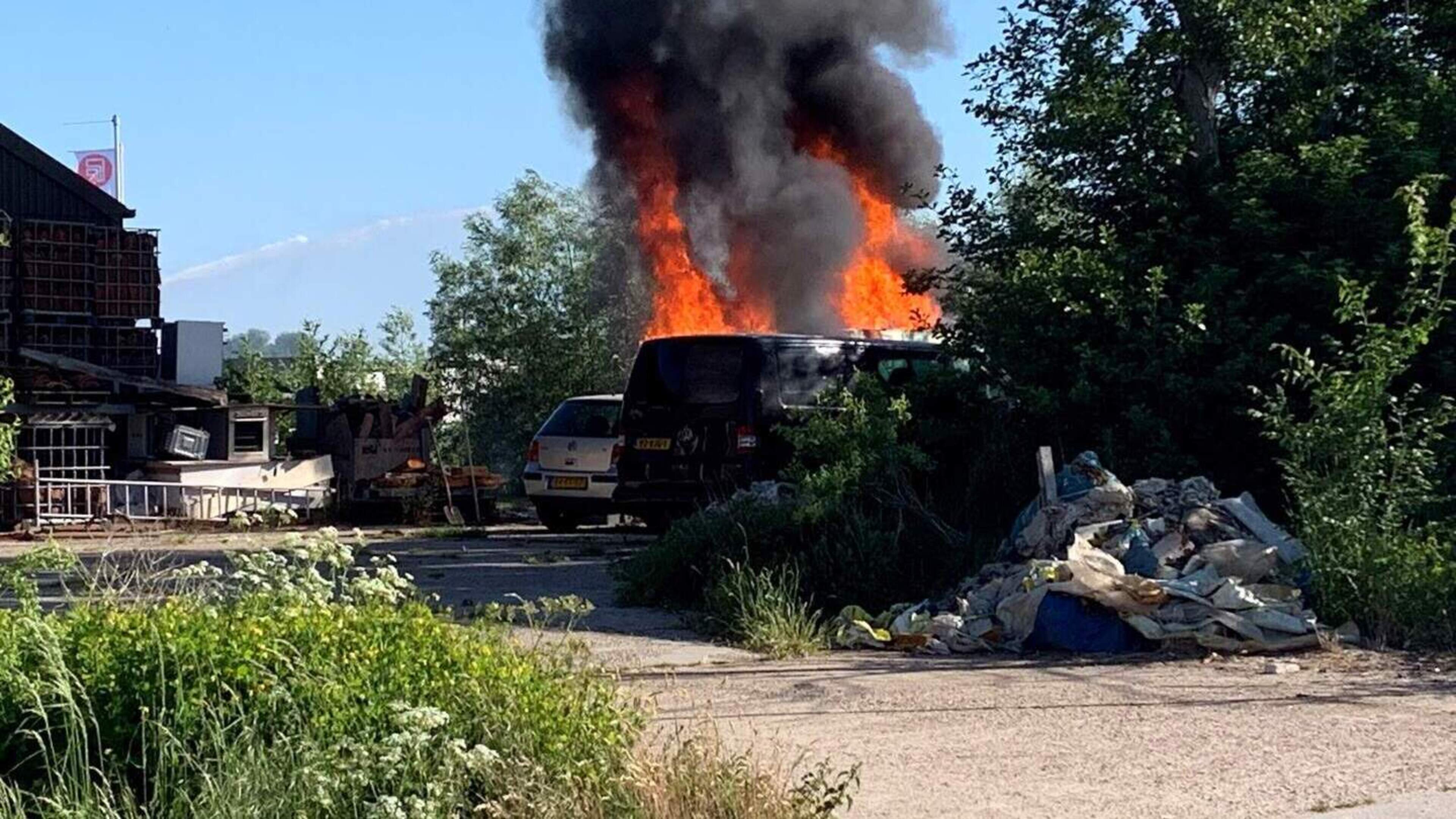 Door het weggooien van een sigaret ging eerst de caravan in vlammen op, daarna de stolpboerderij: ’Ik ben alles verloren’