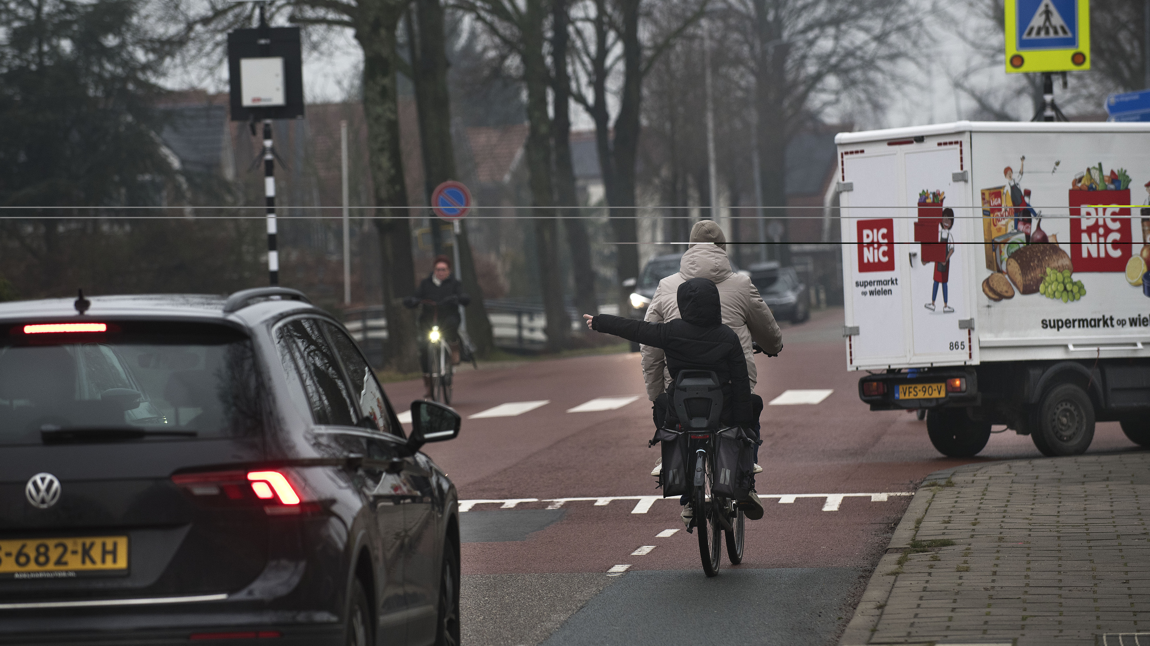 Fietsers en wandelaars voelen zich onveilig op Purmerenderweg: ’Zorg voor flitspalen of een spitskni