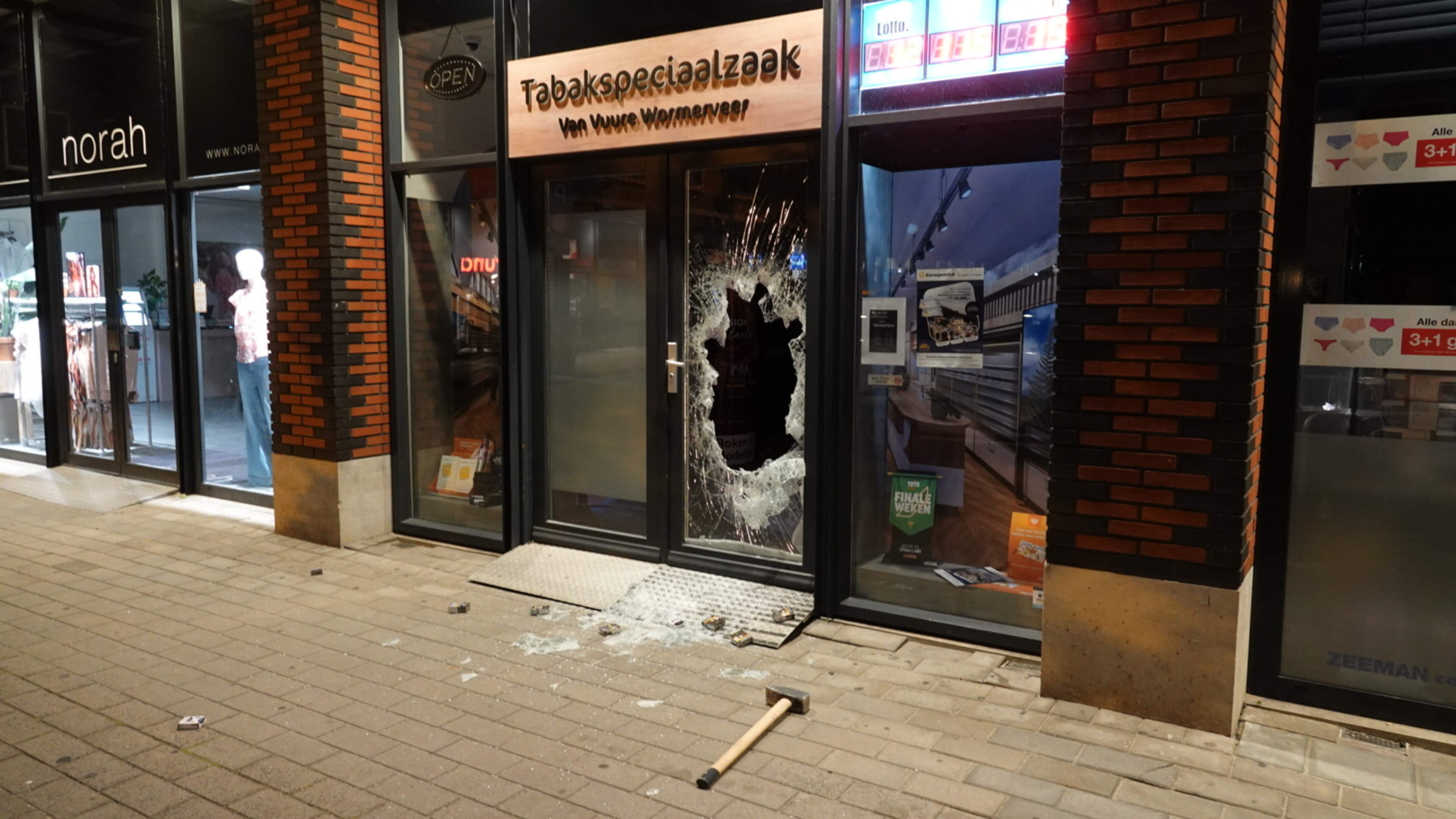 Inbraak bij tabakszaak in Wormerveer: deel van de buit ligt op straat