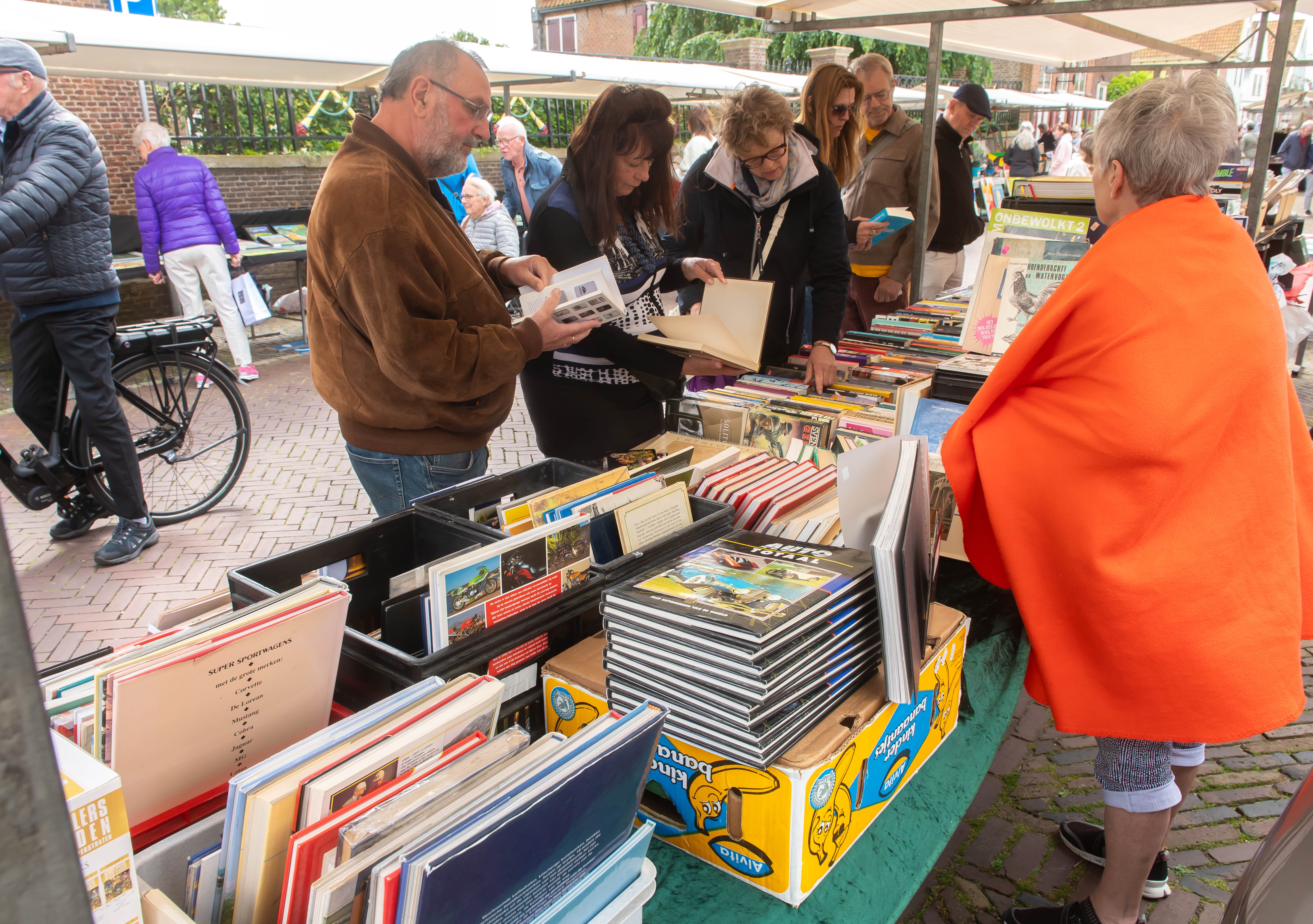 Kunst en boekenmarkt in De Rijp: Lezen over knotsgekke geneeskunde en emmertjes poep