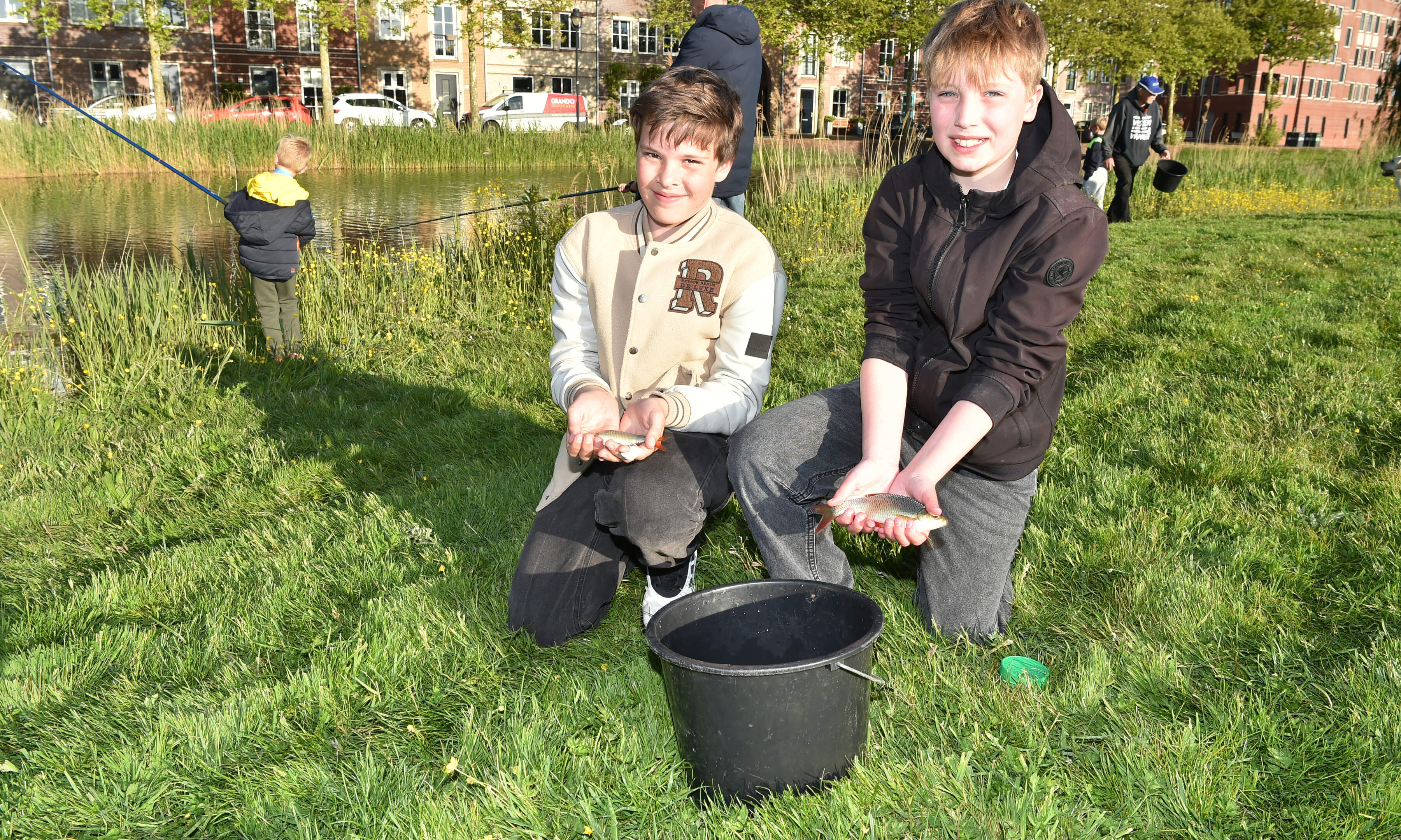 Youth learn the tricks of the trade during a course at HSV Het Snoekje: 'A live maggot attracts the fish'