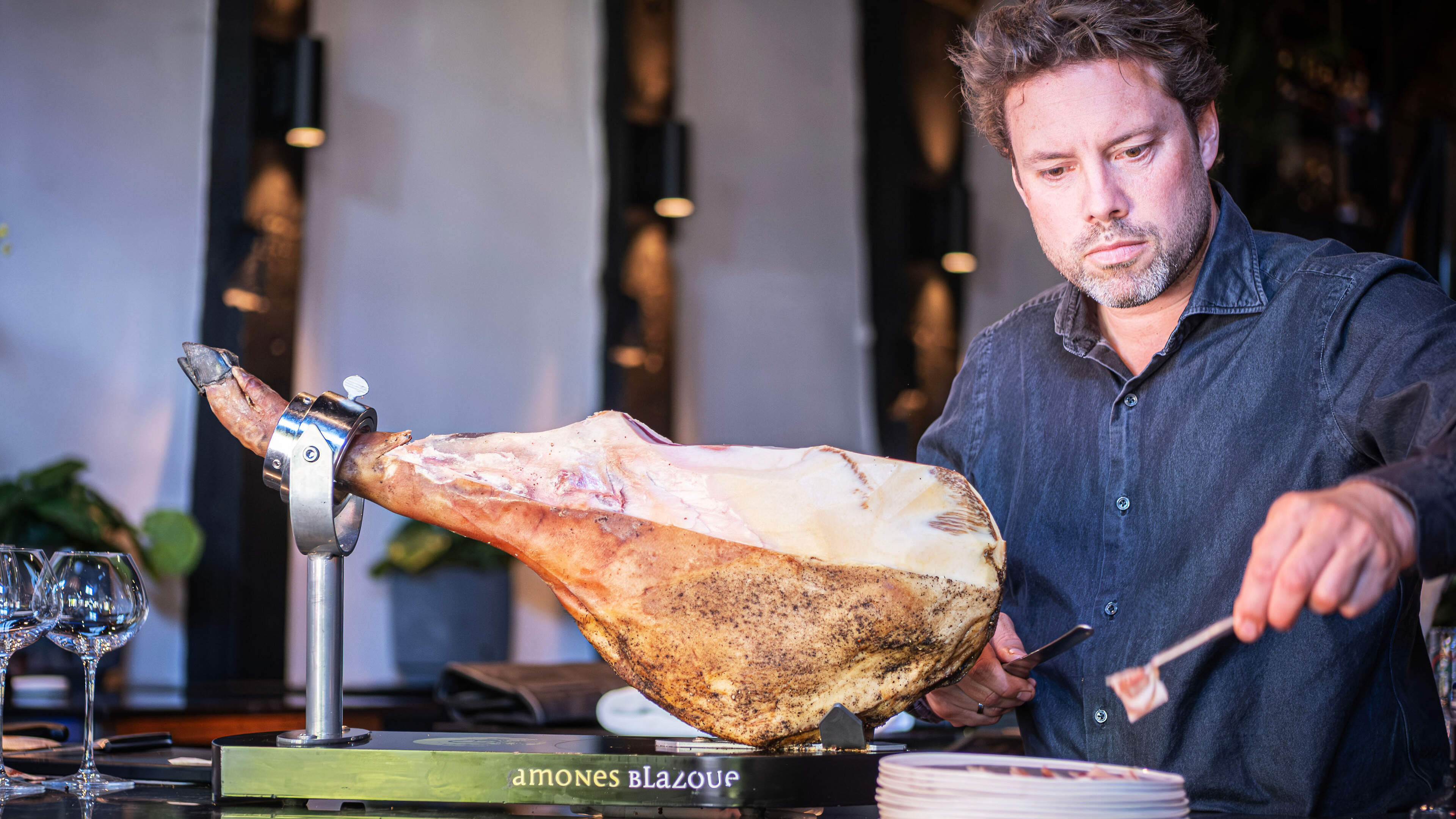 Making Spanish Pata Negra ham in Hoorn: 'A matter of opening and closing windows'