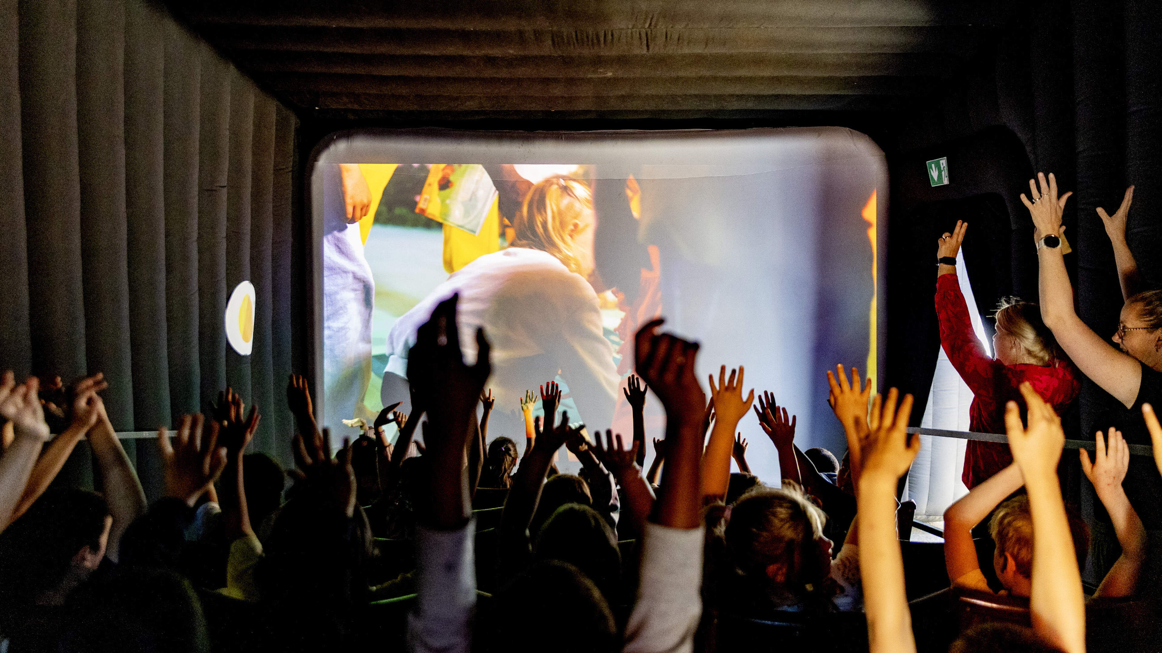 Stories come to life in inflatable cinema at OBS de Sterrenkijker: ‘A new experience, because it was in a bouncy castle’