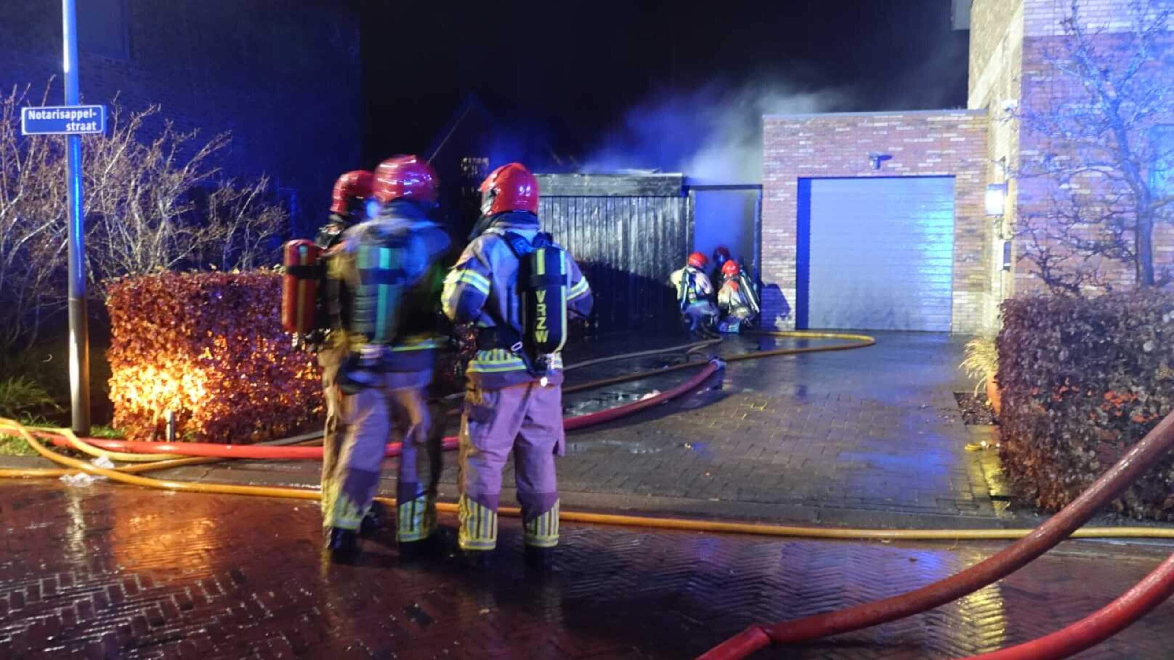Brand in schuur Zuidoostbeemster, brandweer voorkomt erger