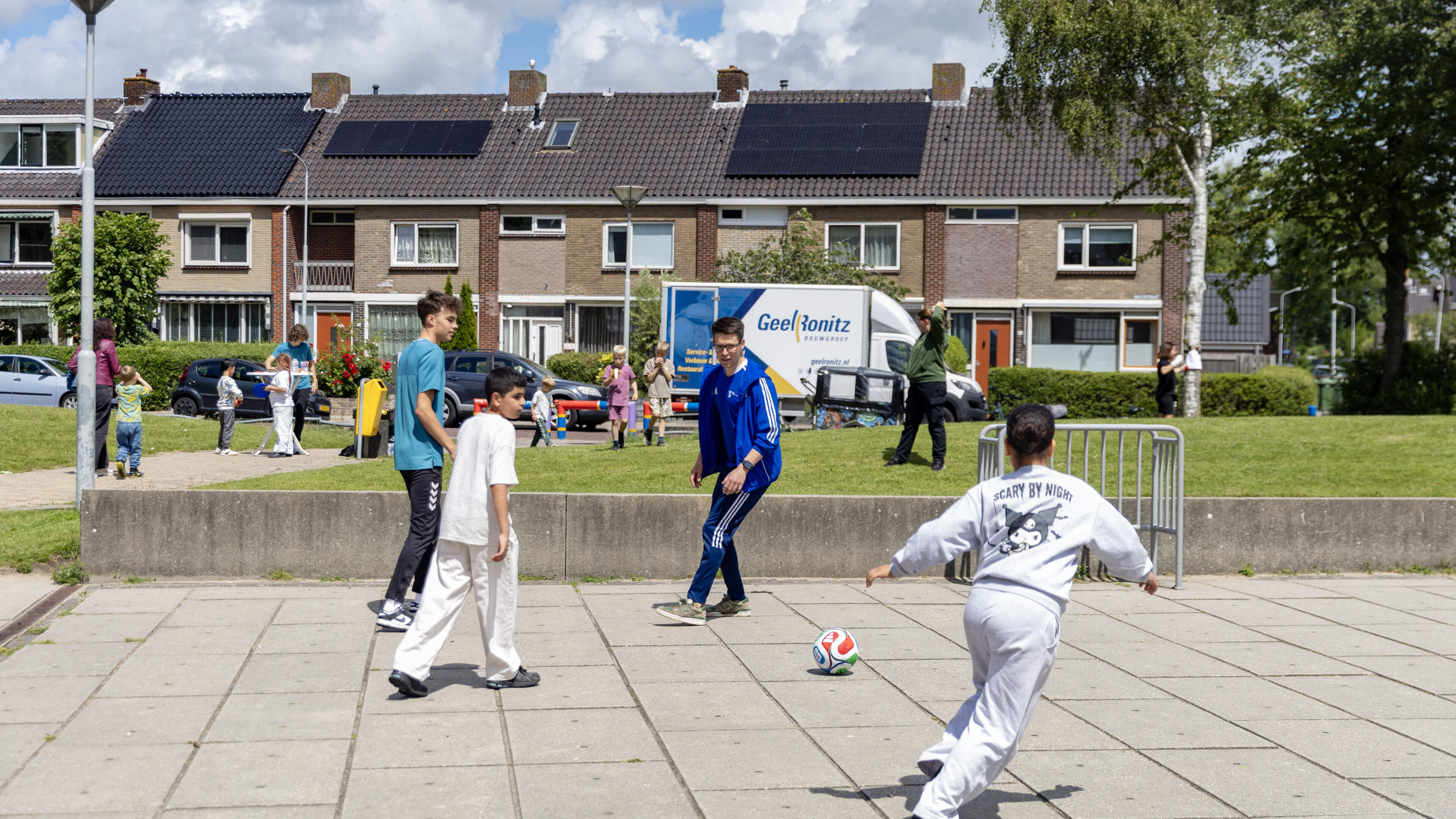 Obstacle course, scavenger hunt and fruit attract dozens of children to Outdoor Play Day at De Ark in Heemskerk: 'When you say the word bouncy castle, they go crazy'