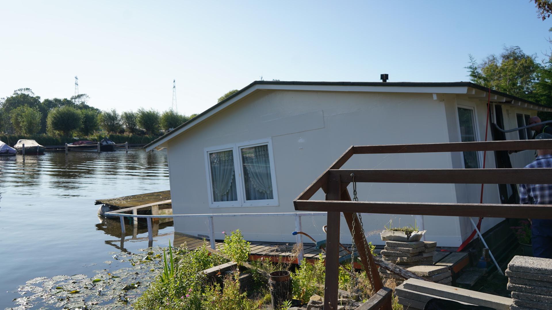Het lek is nog niet boven van de half gezonken woonboot in West-Graftdijk. ’We gaan het nu van binne