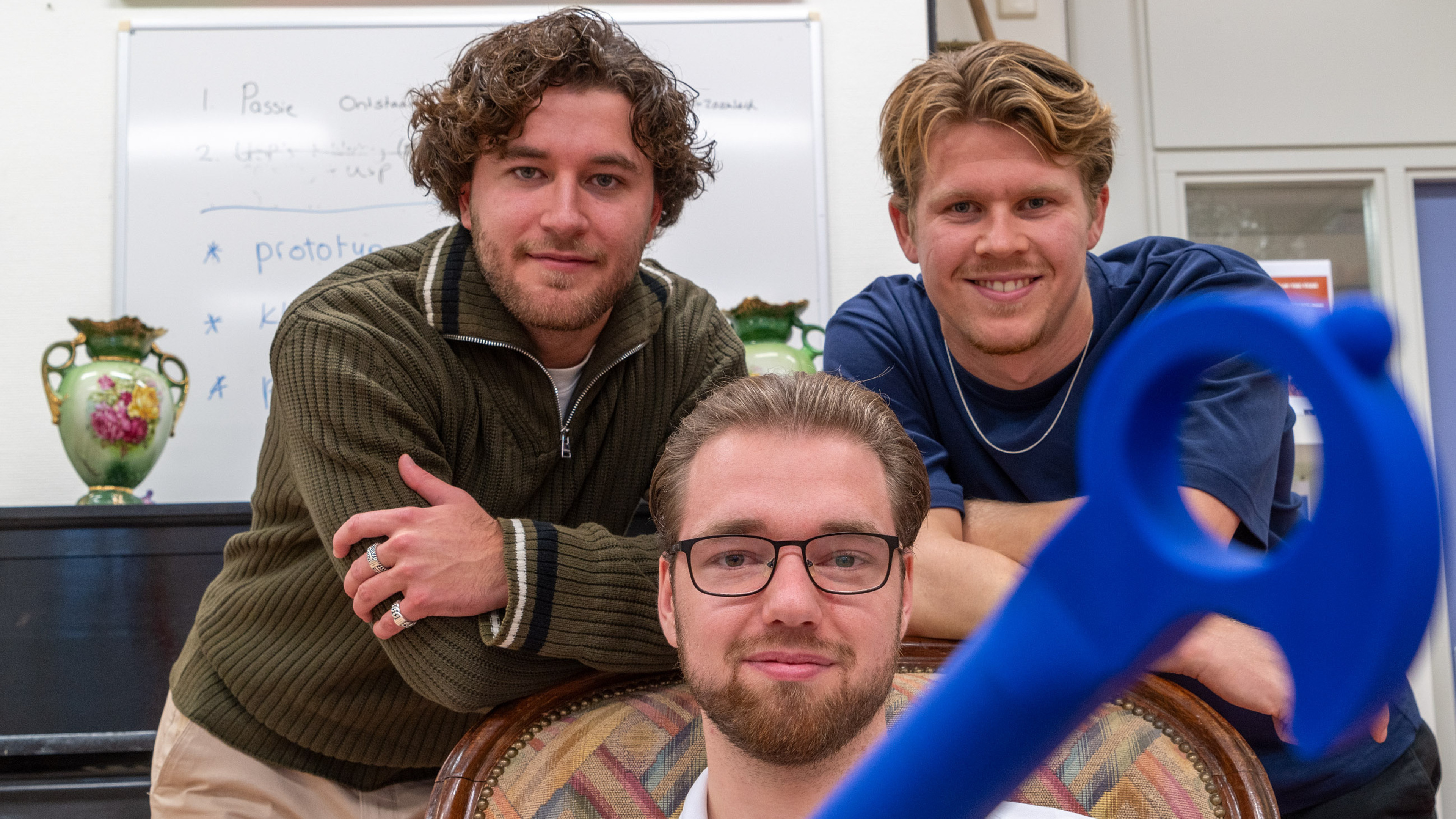 Een blauwe staaf met een haak, een gat en een knop. Wat is het