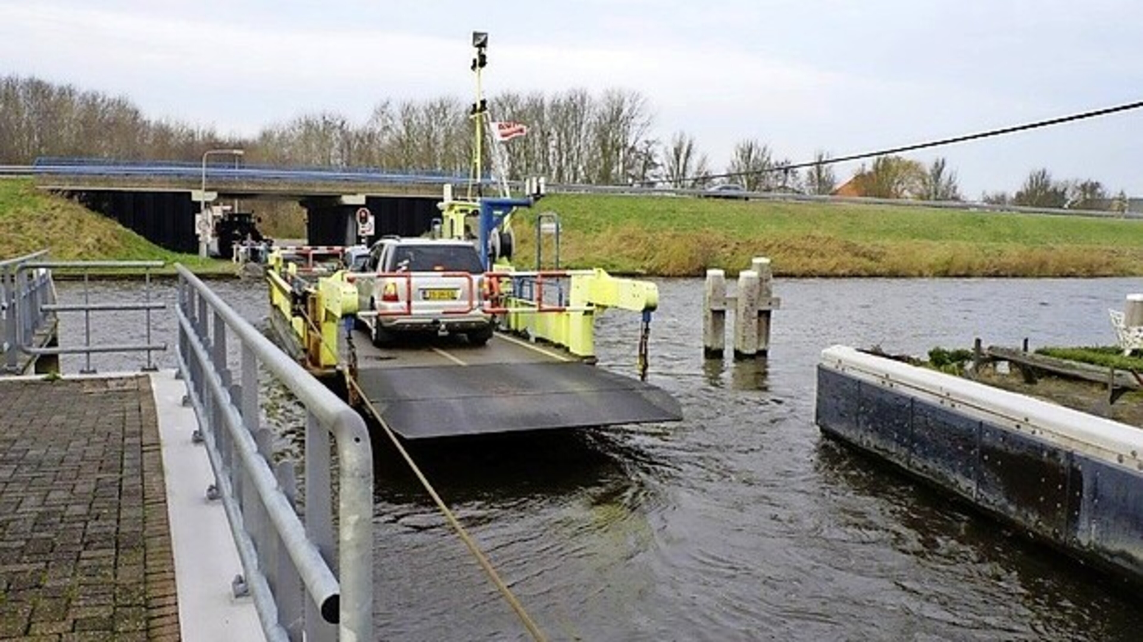 Afsluiting Kooybrug leidt tot wachttijd en ergernis bij de pont. Die gaat half november ook nog eens