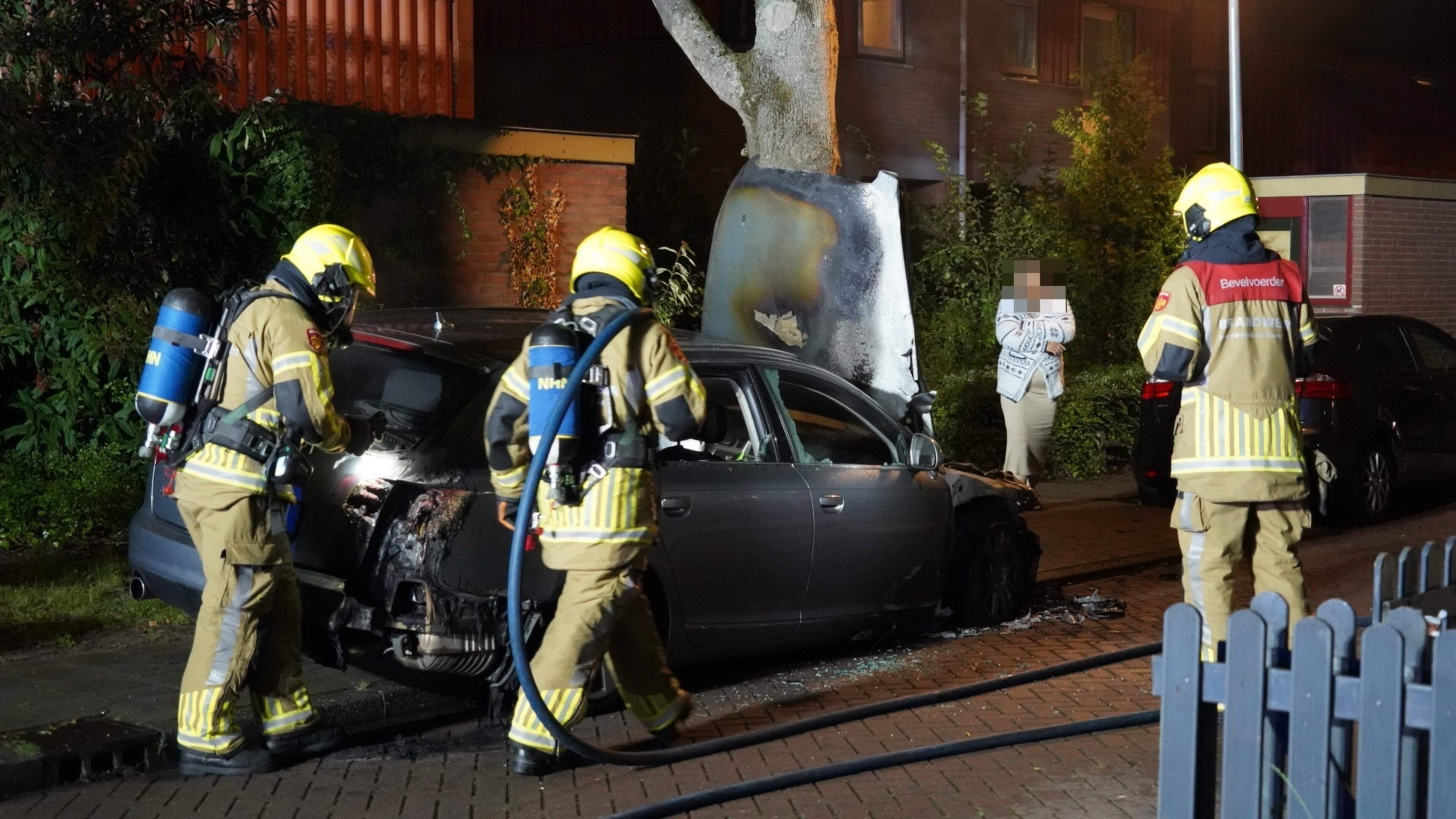 112-nieuws: Alkmaar getroffen door twee autobranden in één nacht, auto te water op N247 bij Monnicke