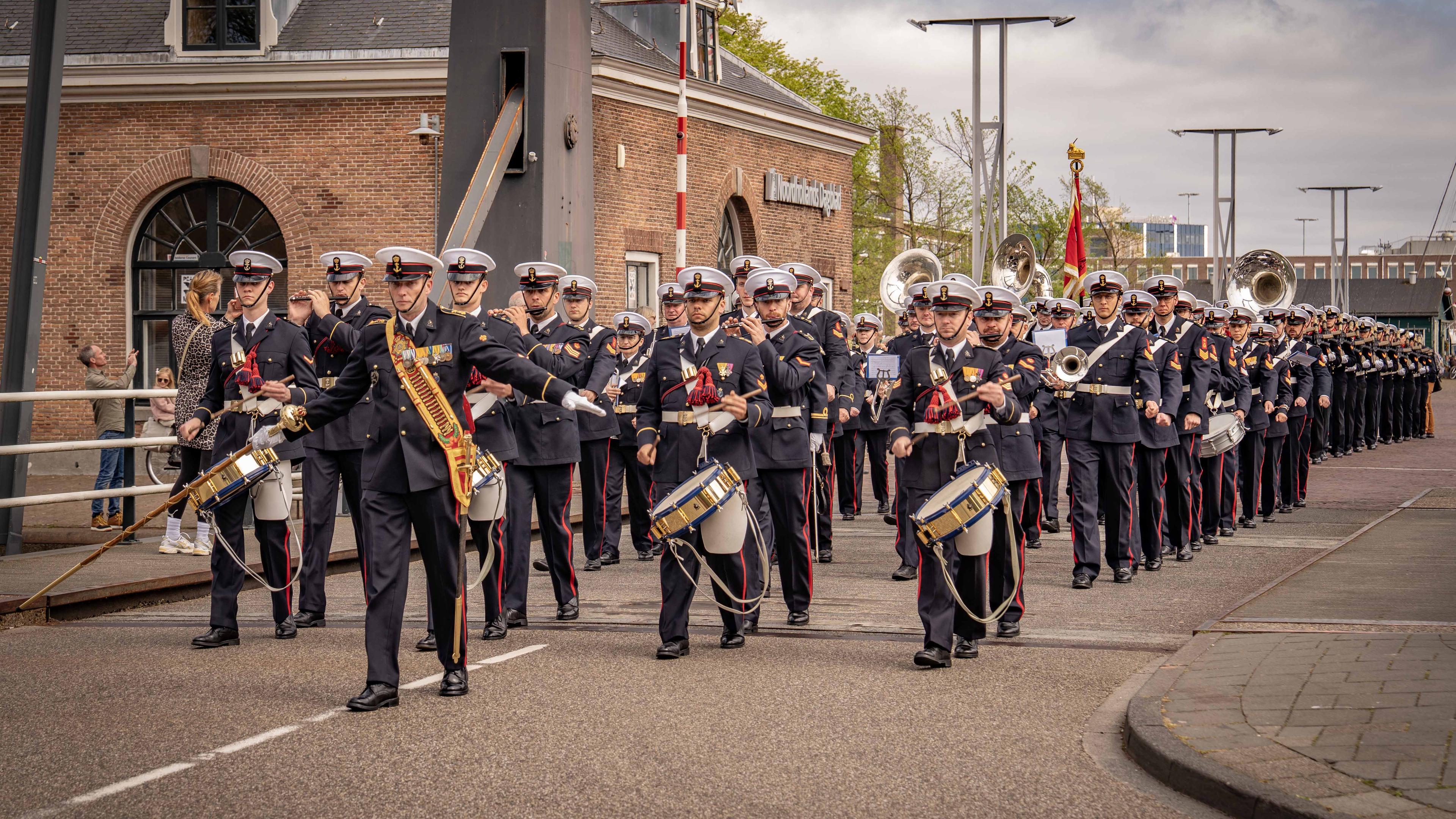 De Koningsmars onder ideale omstandigheden door Den Helder