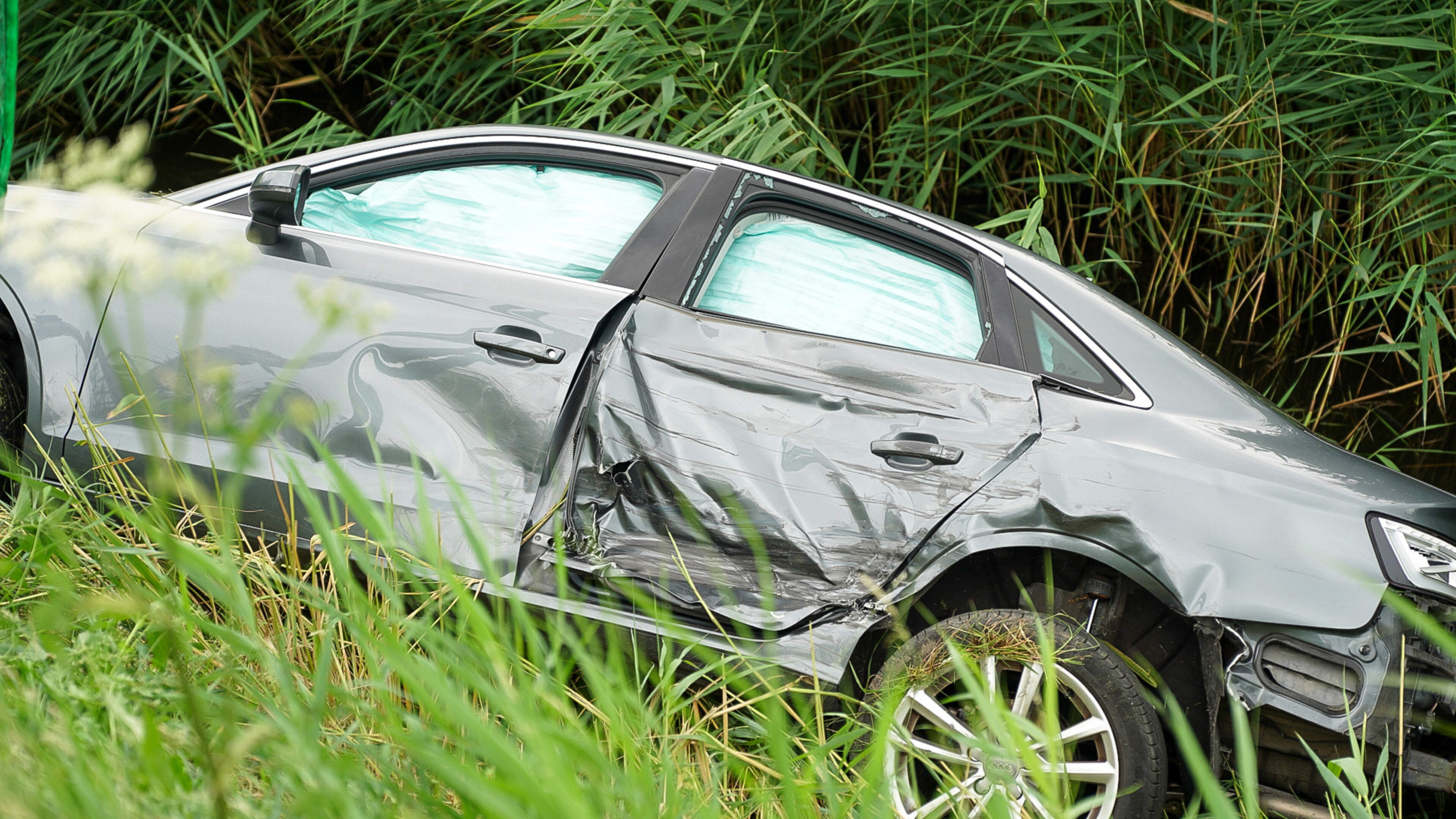 112-nieuws van 23 juli: auto te water na botsing in Hoogkarspel, aanhouding na bedreiging met mes in