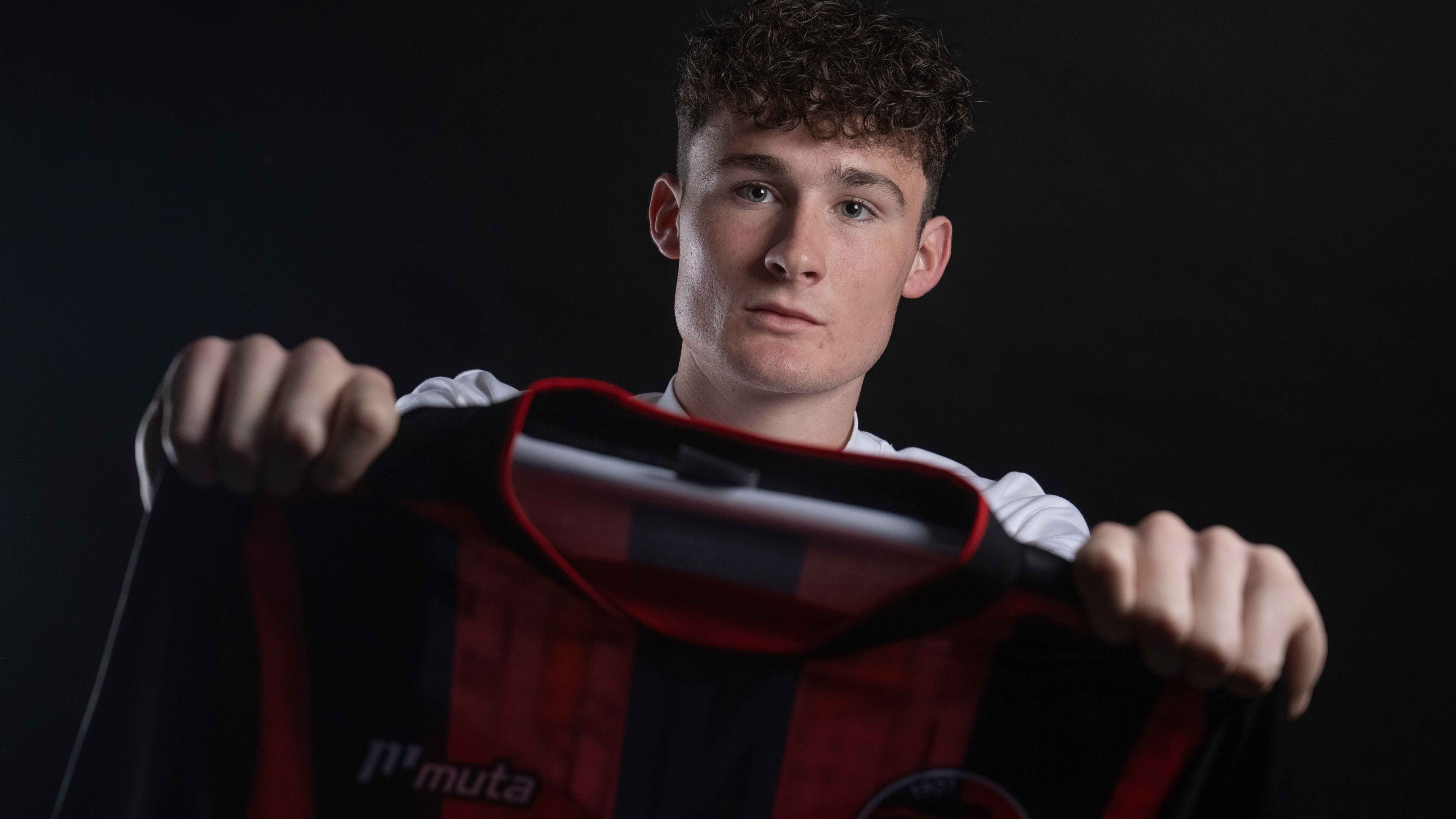 Brutaliteit levert Aron Swart een transfer op naar de eerste klasse
