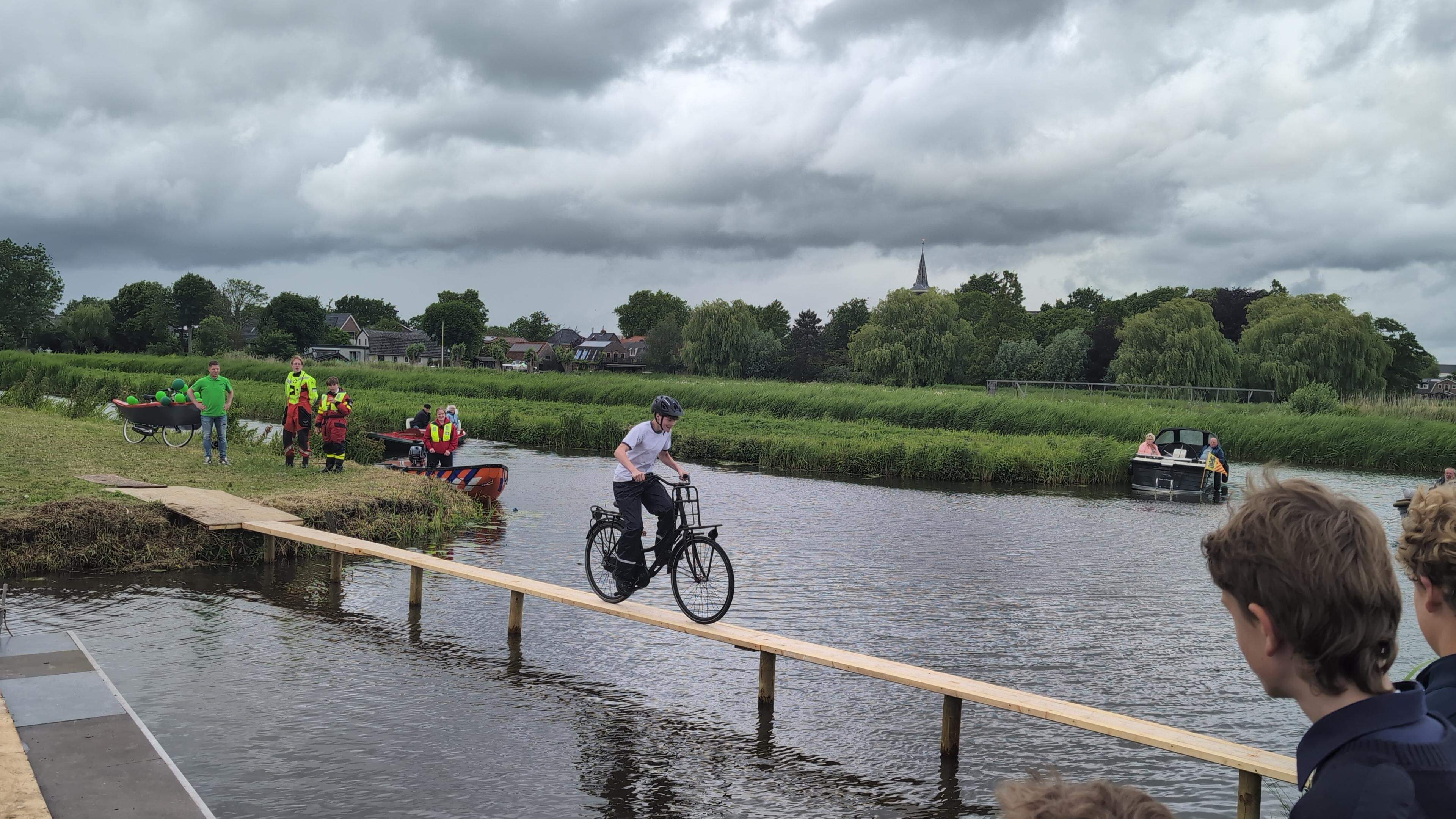Koolsail in Langedijk druk en gezellig, ondanks regen. ,,We zijn niet van suiker!”