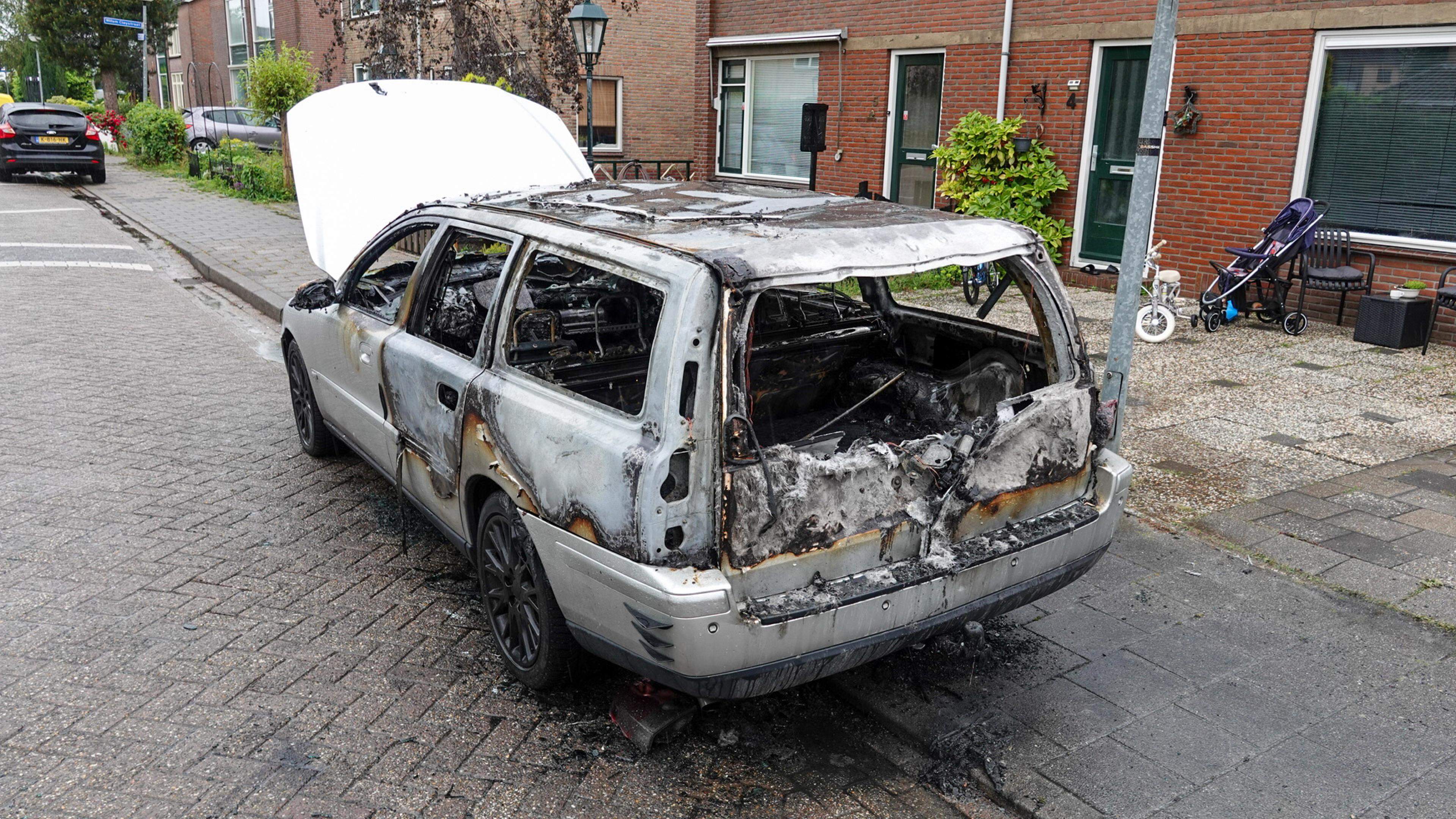 Auto brandt uit in Berkhout, politie vermoedt brandstichting