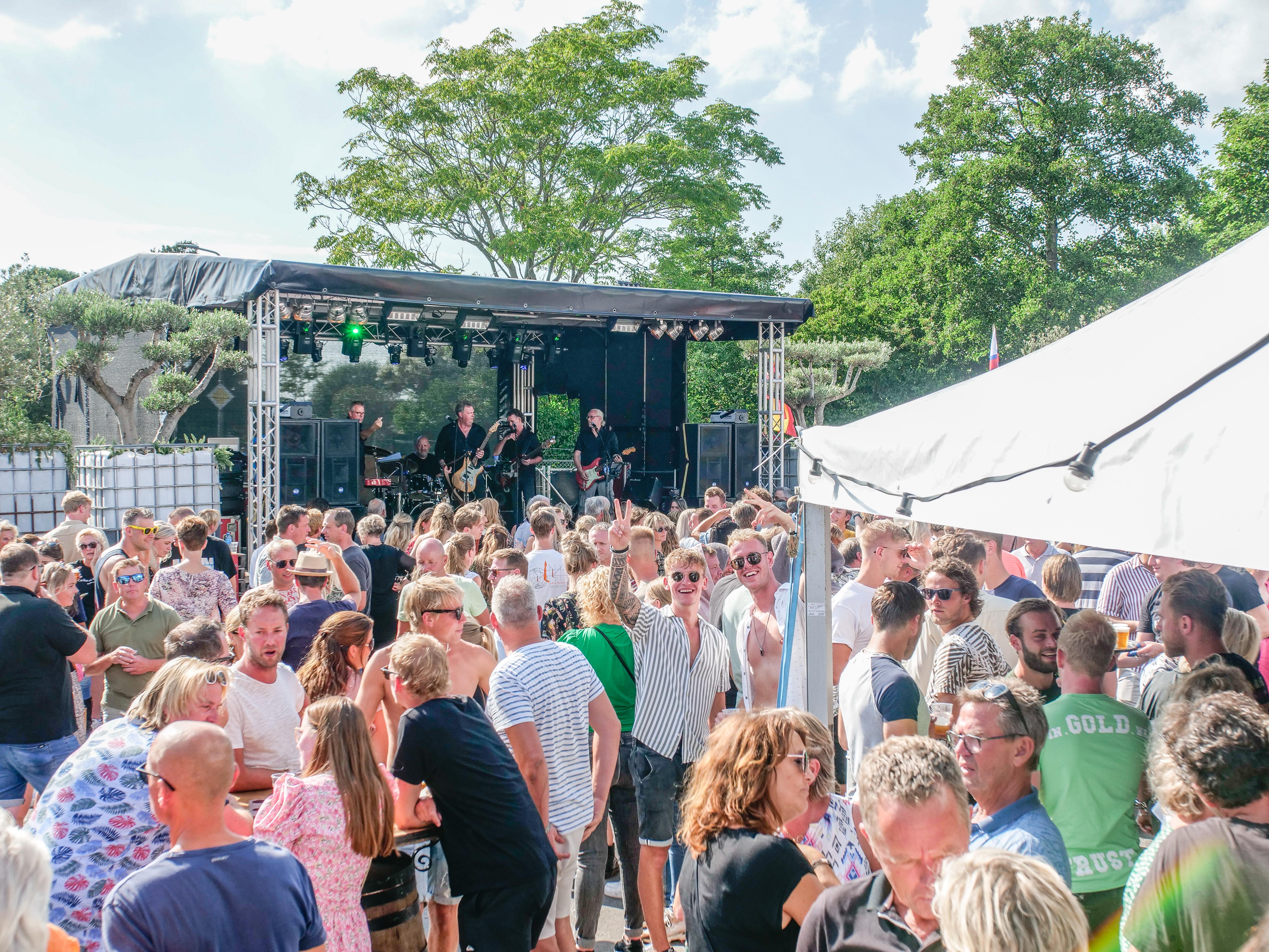Kermis Warmenhuizen: praten, bier drinken, praten en bier bestellen. Zodat je weer verder kunt prate