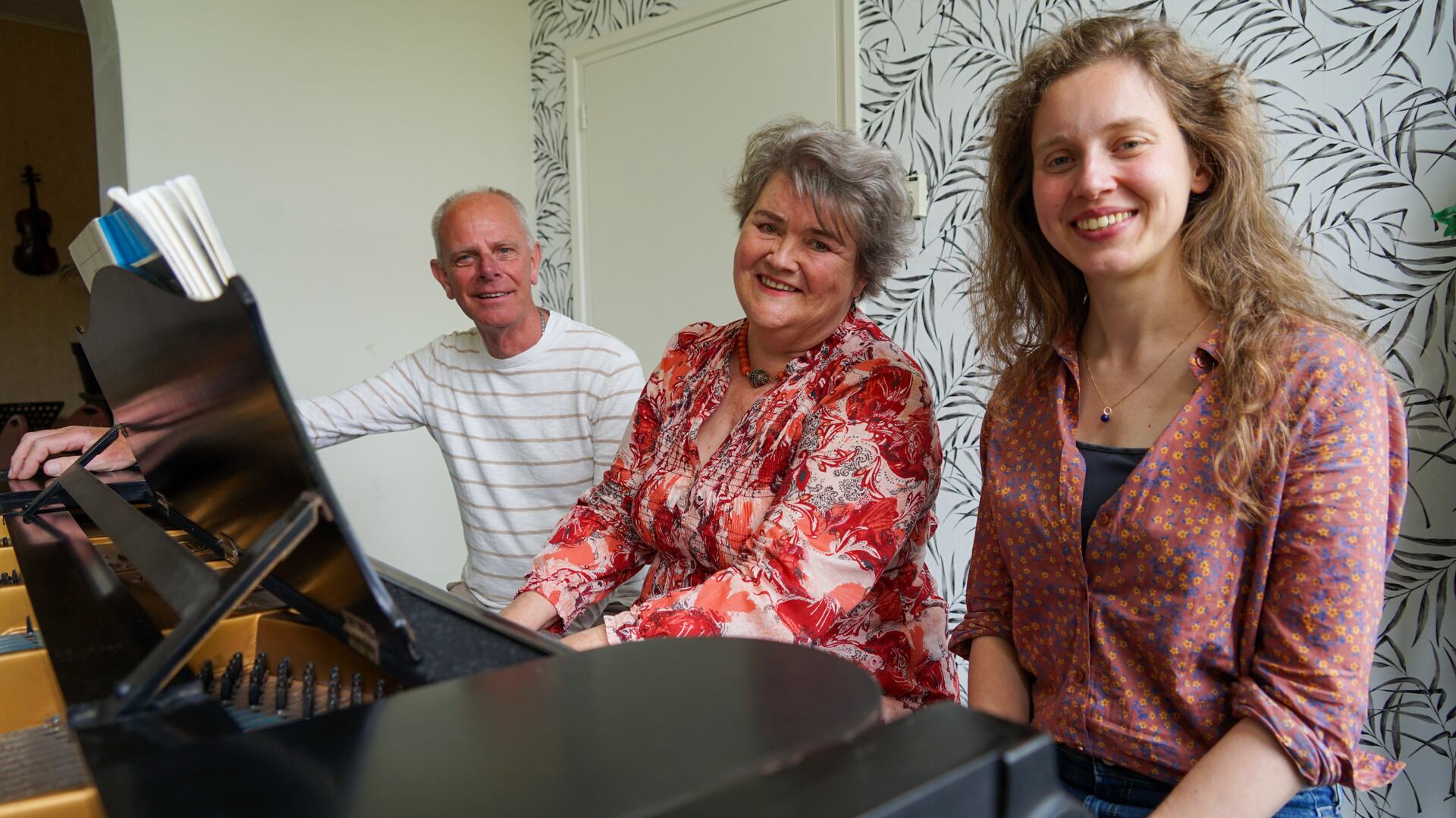 Frank Hoebe begeleidt 5 Sopranen op geschonken piano in Vermaning in ...
