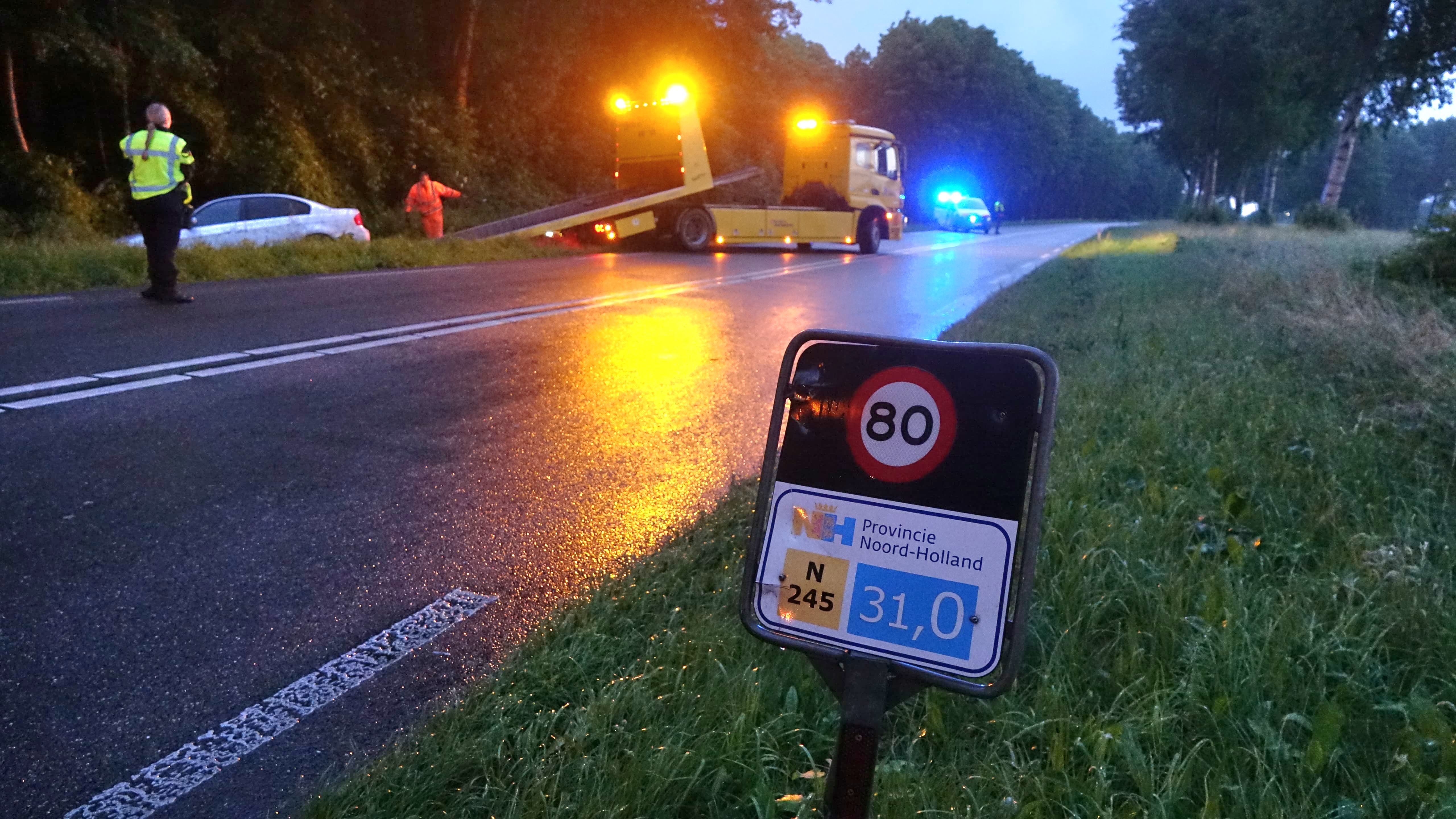 Automobilist vlucht nadat zijn auto in de berm belandt