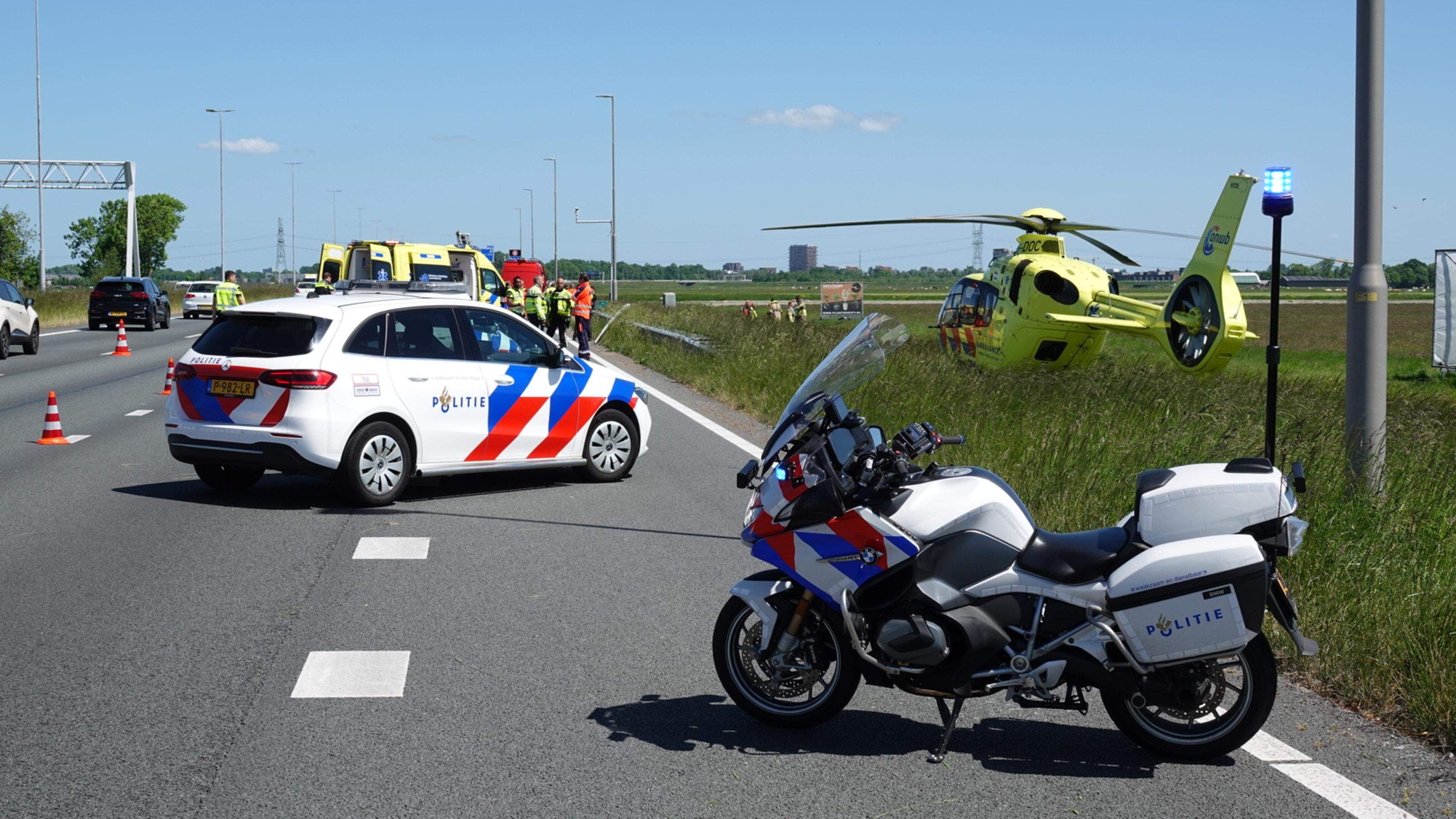 Twee personen gewond bij eenzijdig ongeval bij Wijdewormer, traumaheli landt naast A7