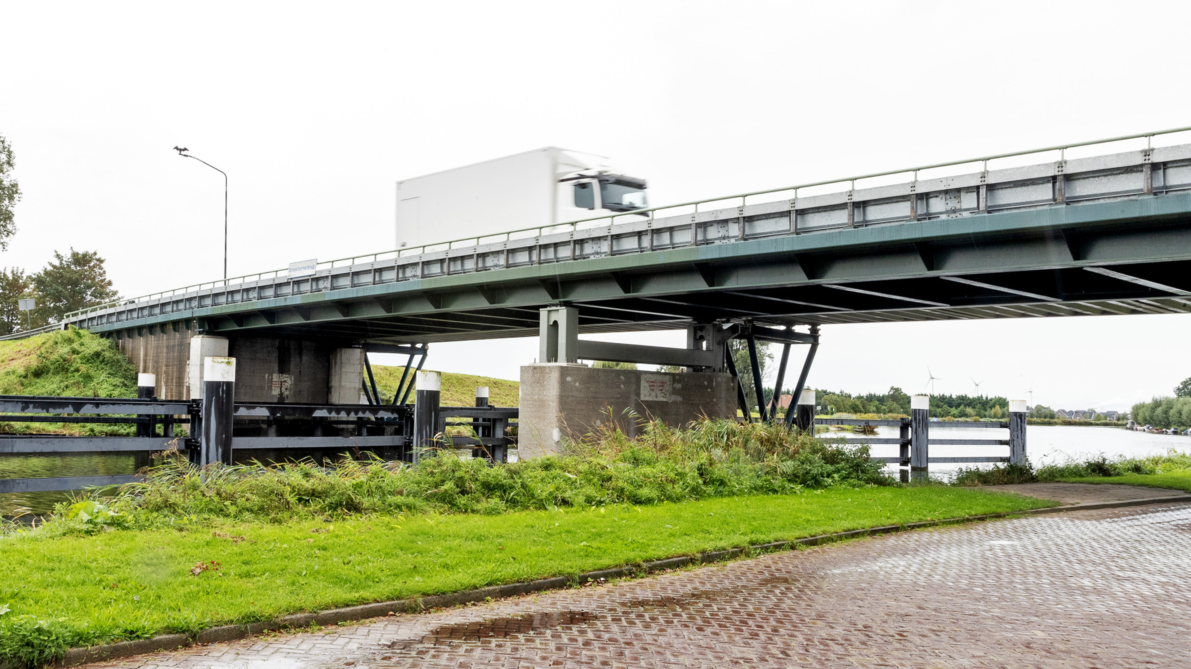 Nieuwe slijtlaag moet zorgen voor stille Broekhornerbrug. Werkzaamheden gaan vijf dagen duren