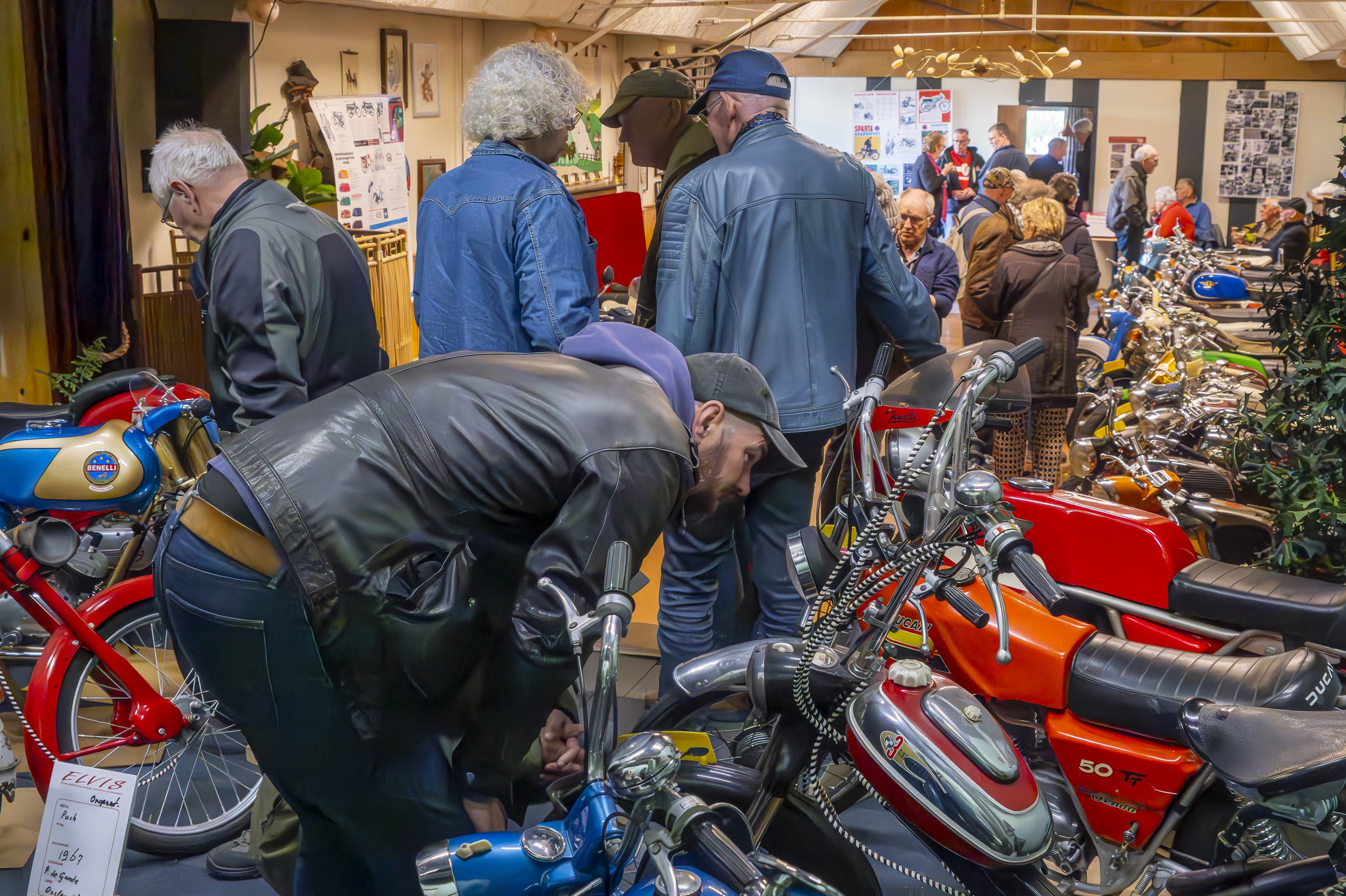 Vader en zoon stappen weer wat wijzer op de Zündapp na bezoek aan show in Aartswoud. ’Altijd leuk om