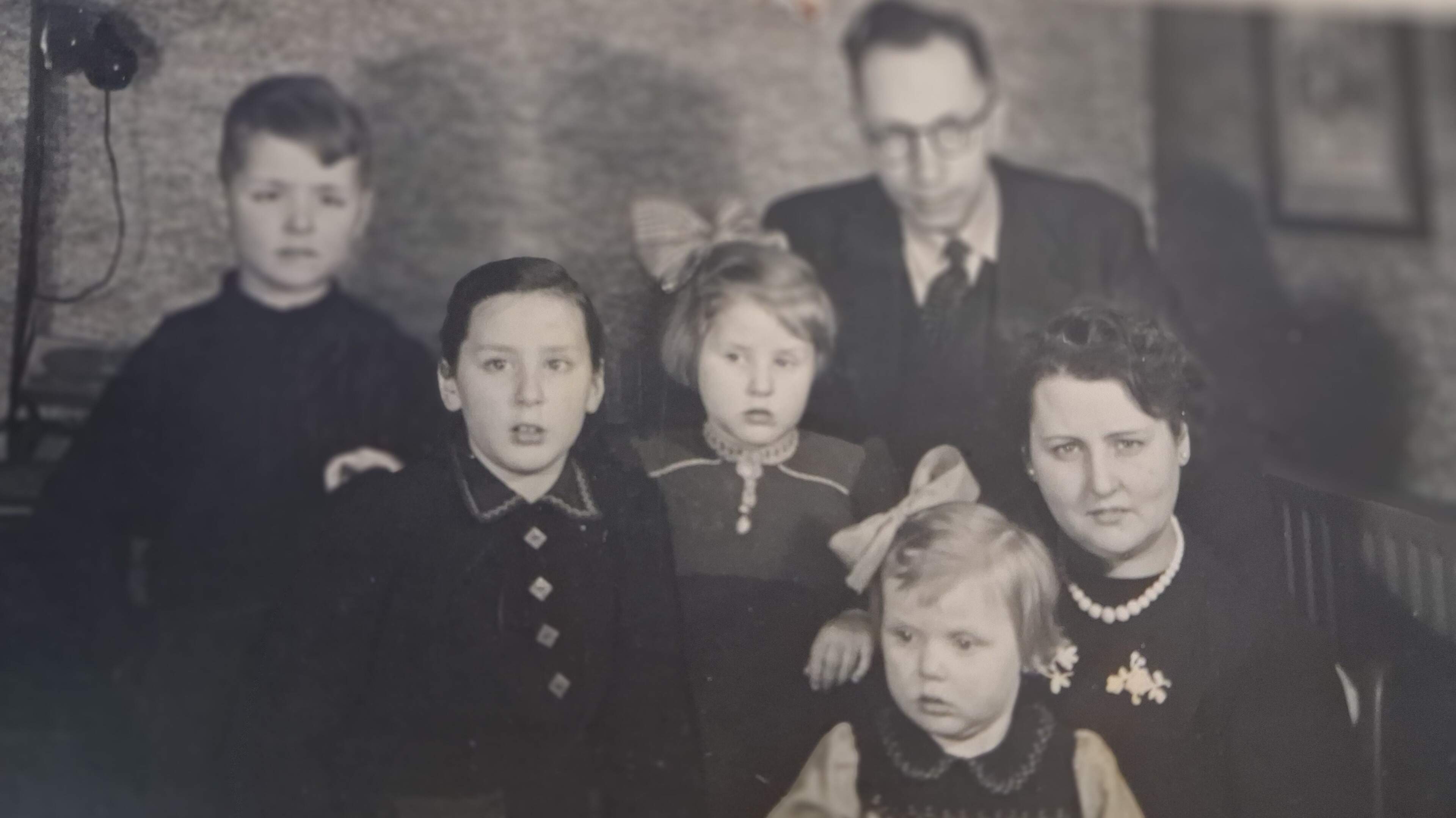 What was Grandpa Van der Kolk doing under the stairs in Beverwijk during the war? Granddaughter Eveline (43) seeks answers