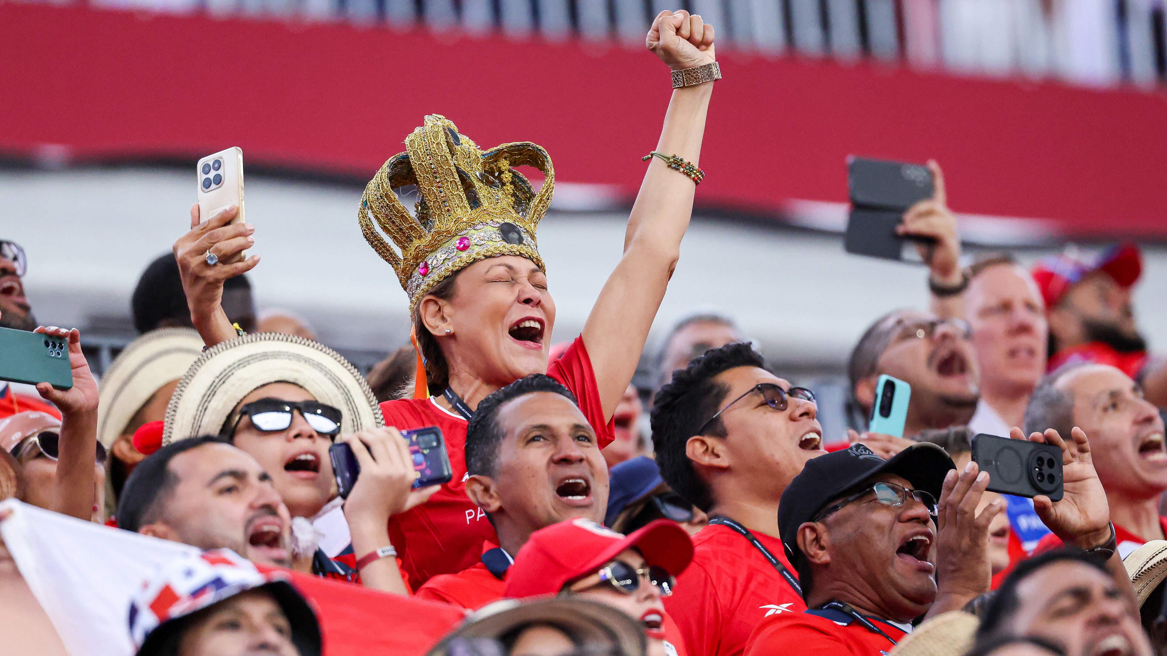 How stadiums turn into a massive Casablanca during the drinks break