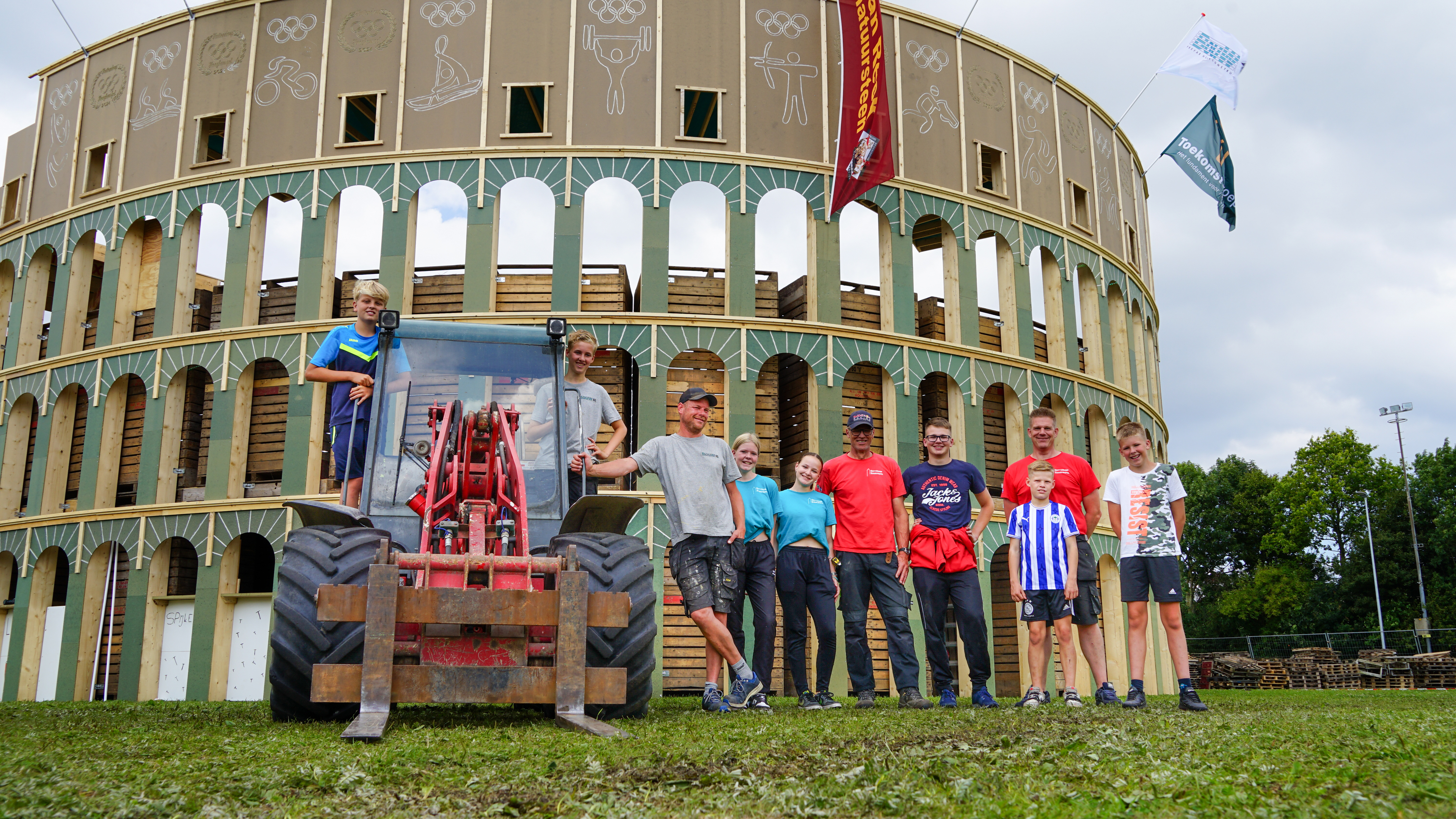 Huttendorp Hoogkarspel bouwt houten Colosseum
