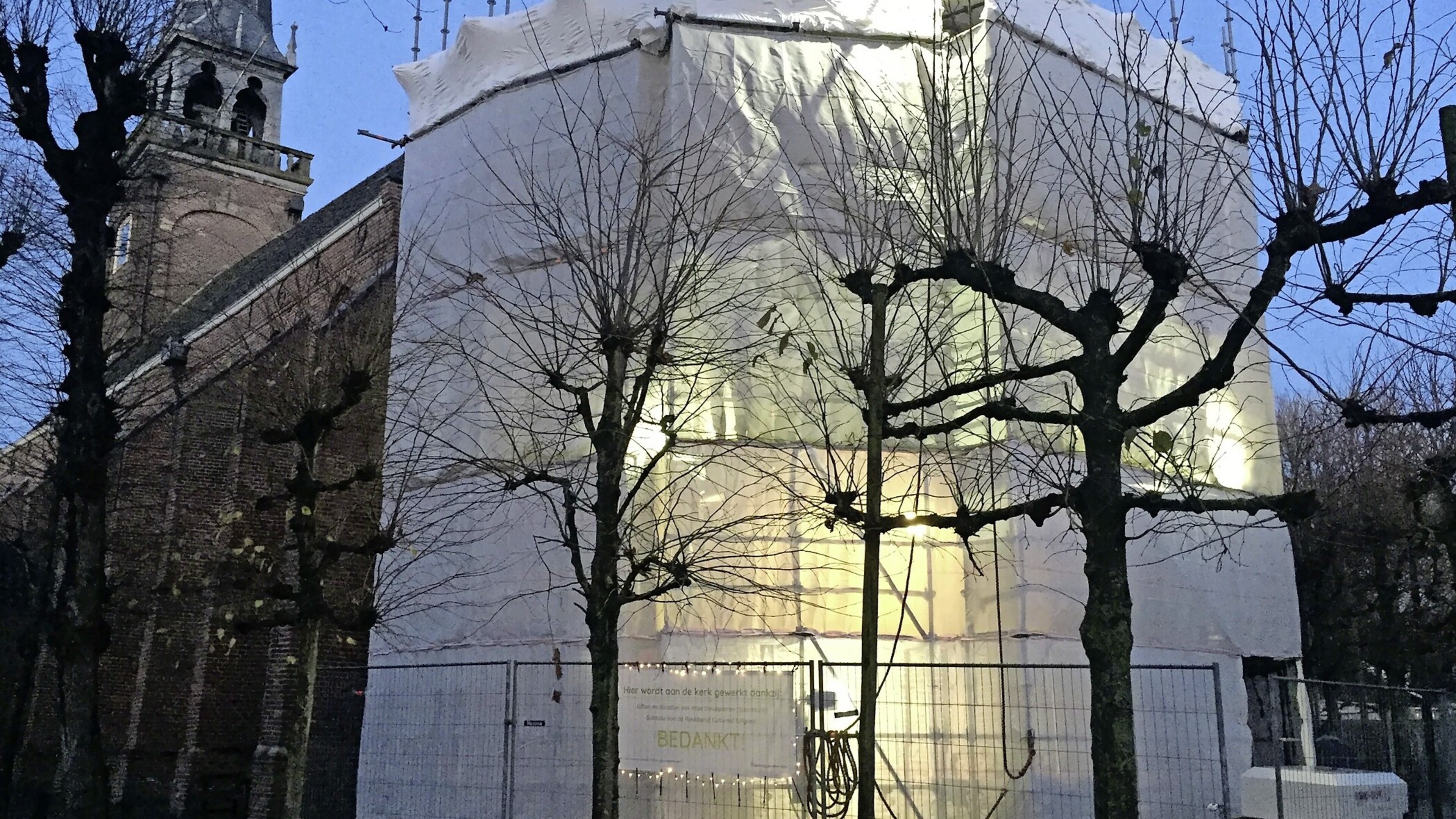 Opslagloods van Broeker Kerk staat op instorten: stichting gaat herbouwen en vraagt inwoners om hulp