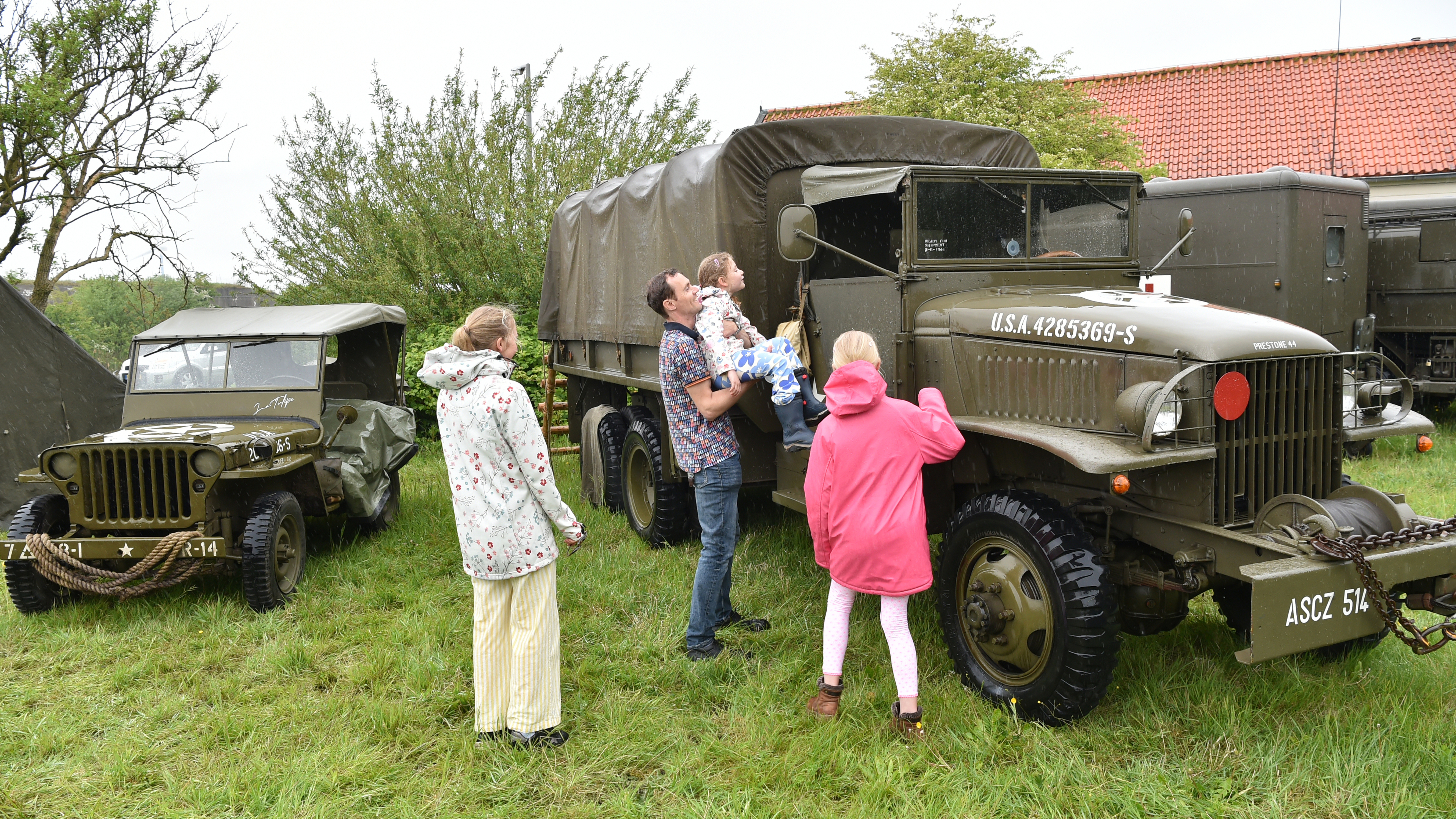 Rain doesn't stop visitors from visiting Fort Veldhuis. 'They even made something edible out of potato peels'