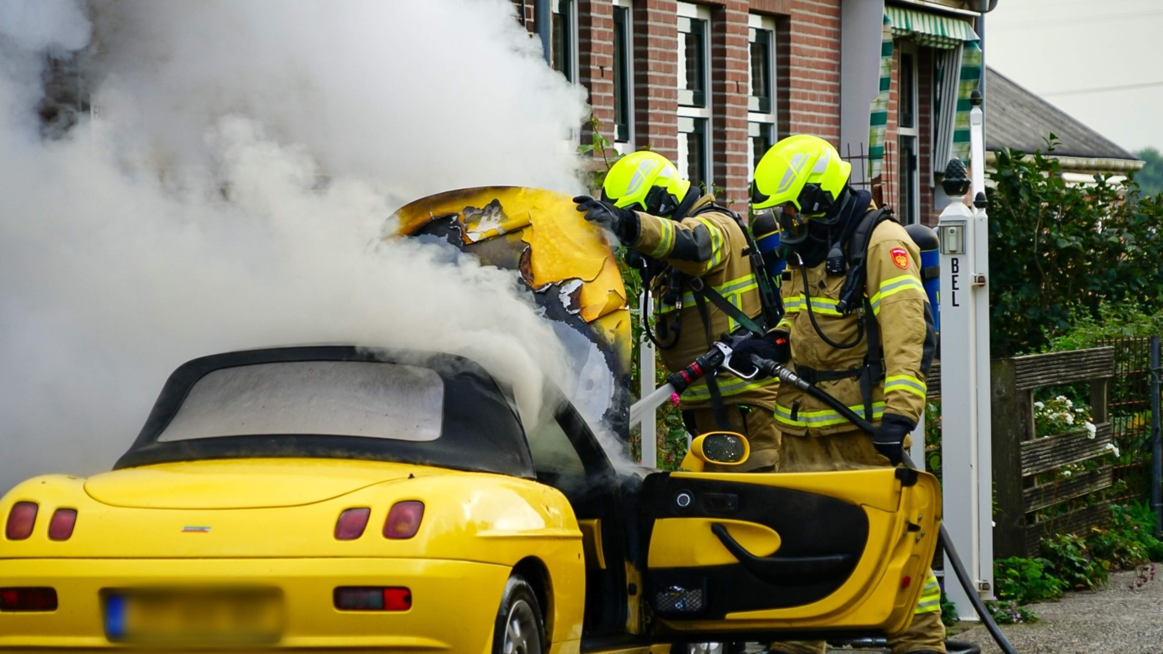 Autobrand in Berkhout, brandweer voorkomt overslag naar stolpboerderij