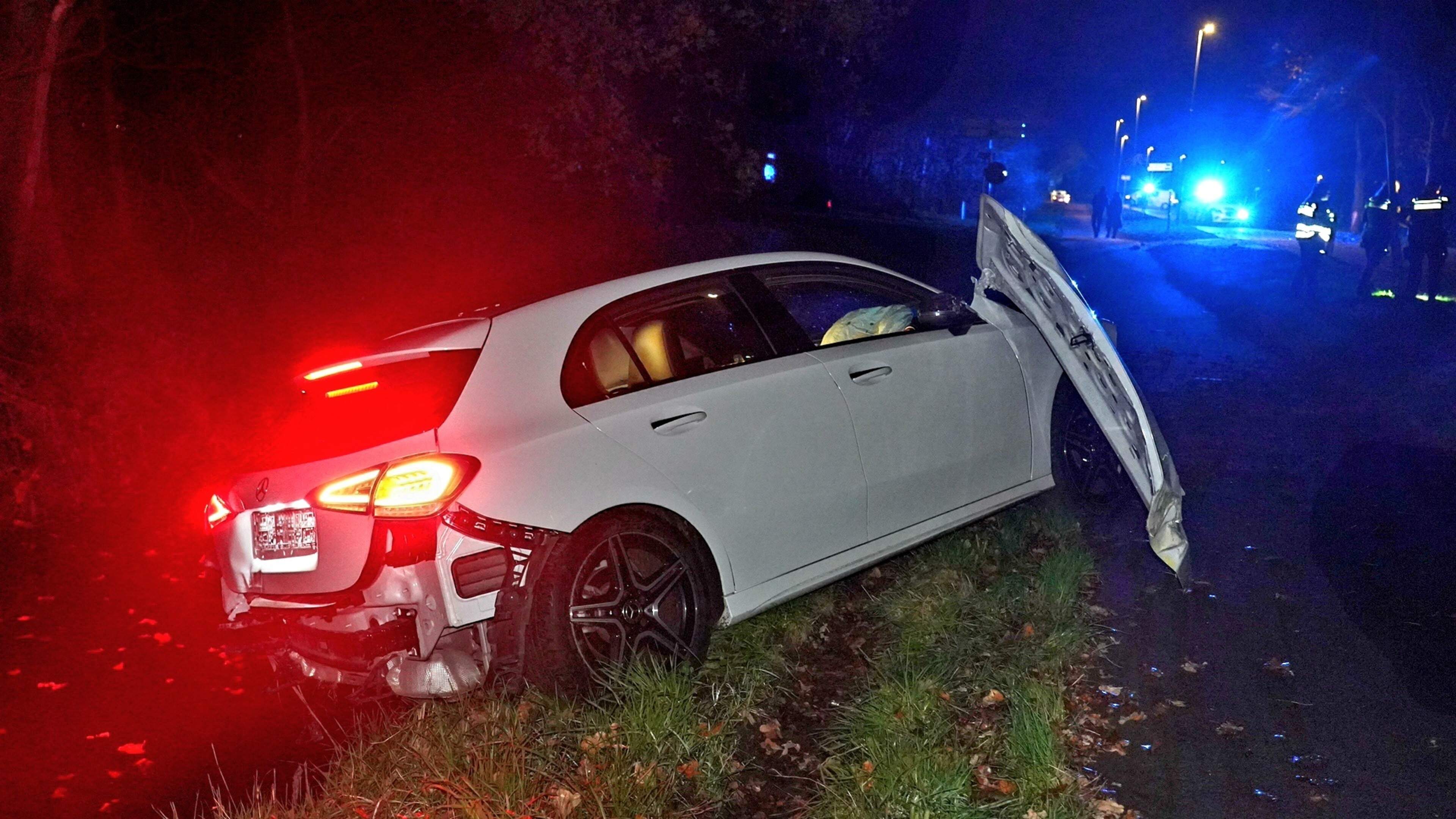 Automobilist raakt van de weg en belandt in sloot in Egmond aan den Hoef