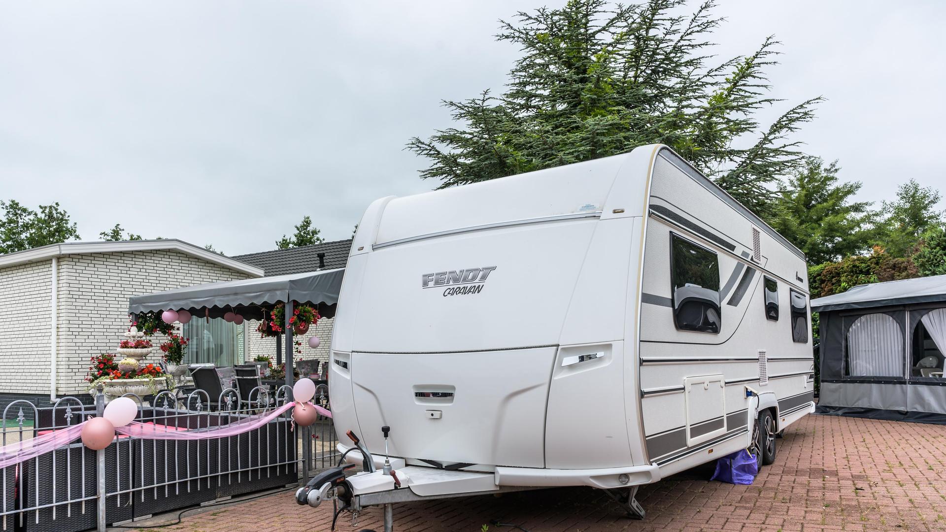 Extra caravan voor de deur vanwege ruimtetekort op een woonwagenkamp in Purmerend.