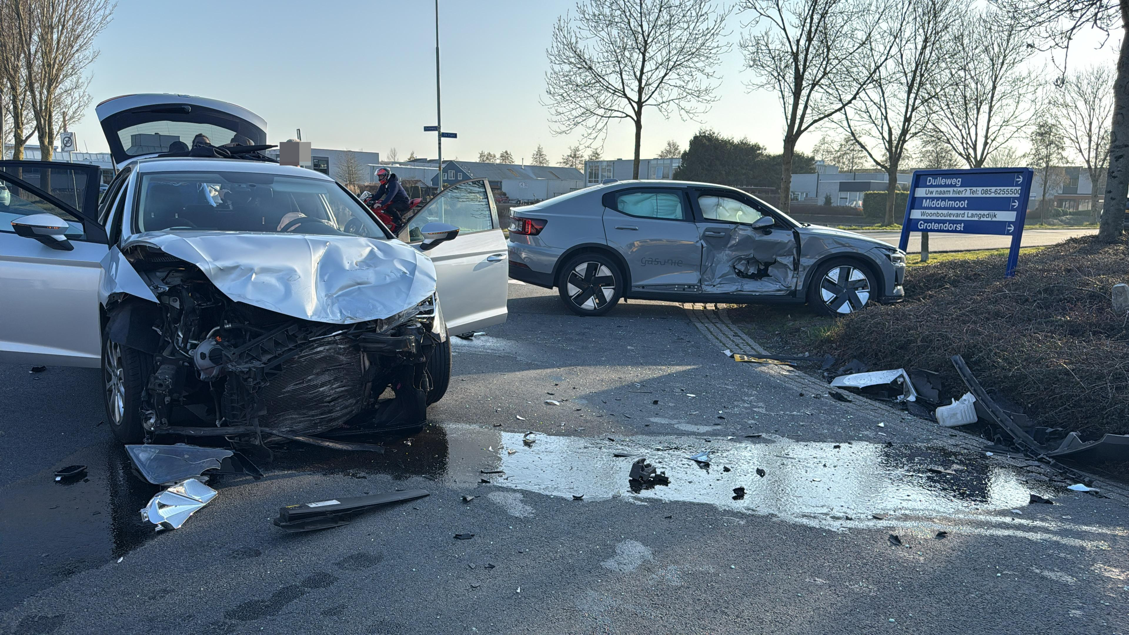 Veel schade bij botsing op kruising in Broek op Langedijk