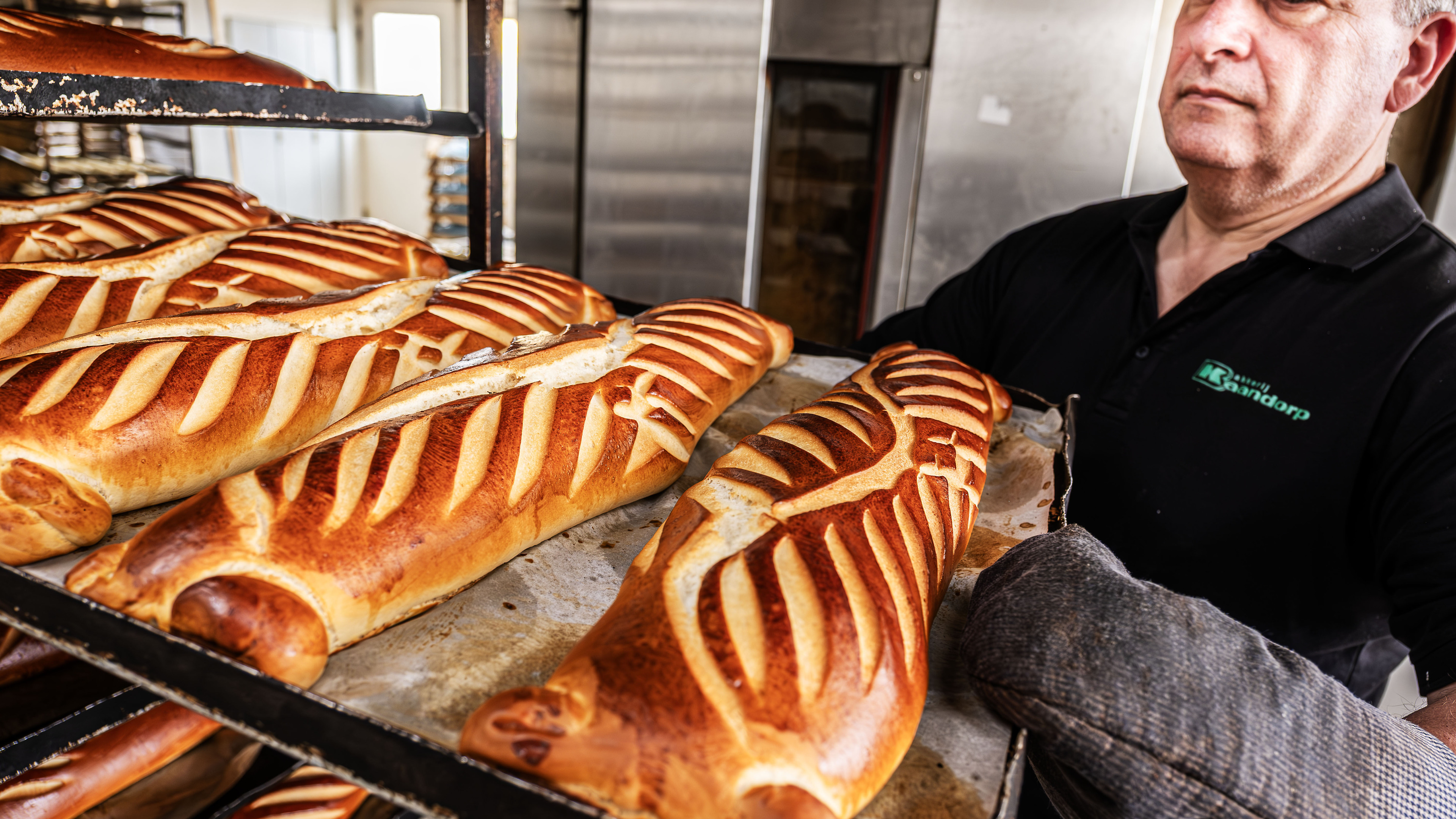 What shouldn't be missing from the Easter breakfast table? The secret duivekater! ‘These even go to Australia’