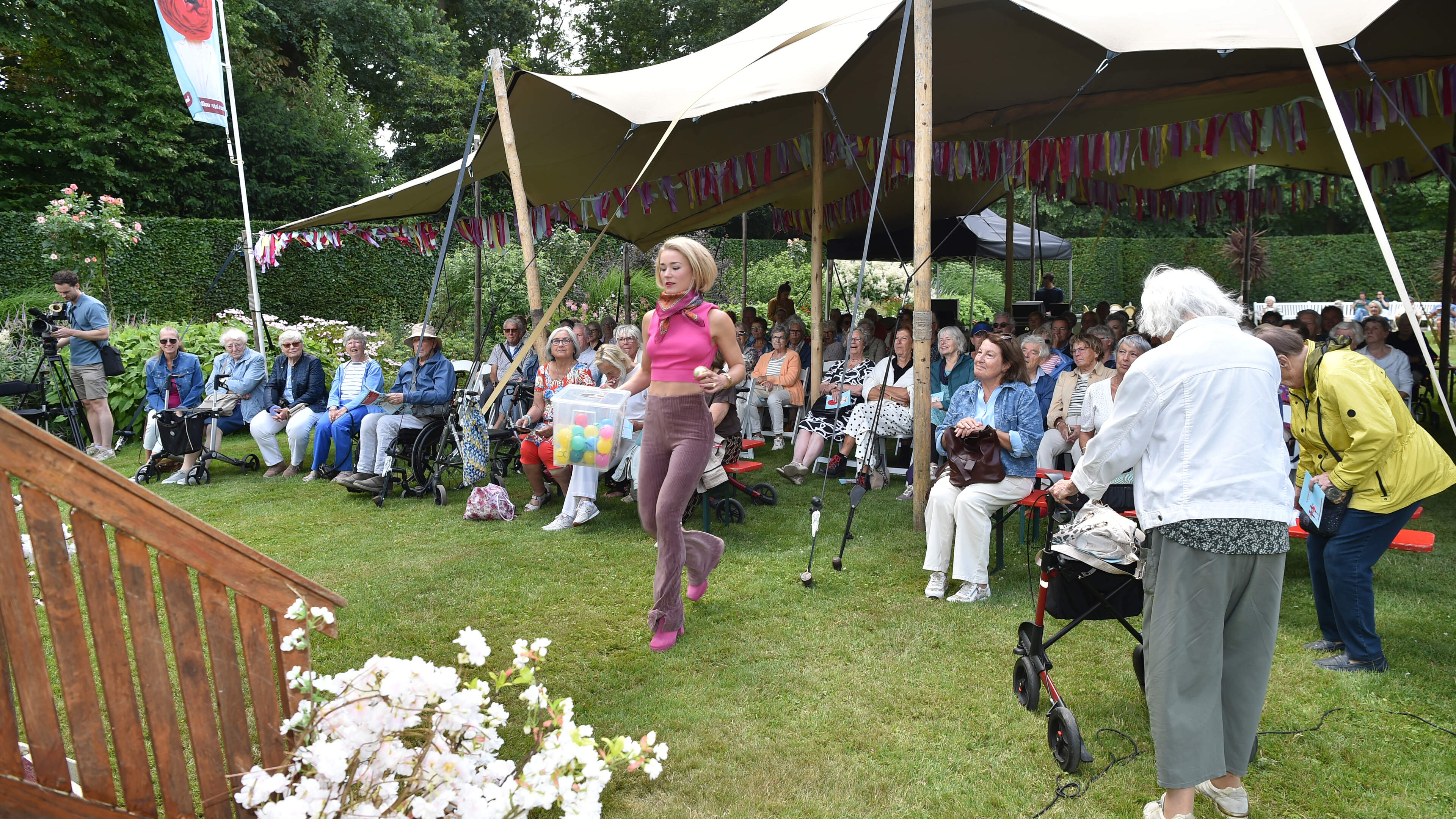 Have you seen the djembe player anywhere? Seniors fully enjoy the Volbloeiers senior festival at Landgoed Akerendam