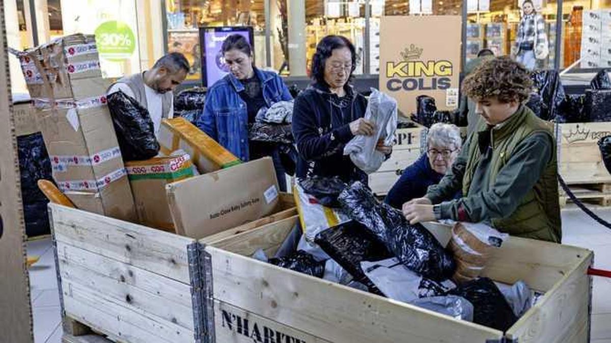 Winkel Laat Duizenden Klanten Grabbelen In Bakken Vol Verloren Pakketjes Louis Vuitton