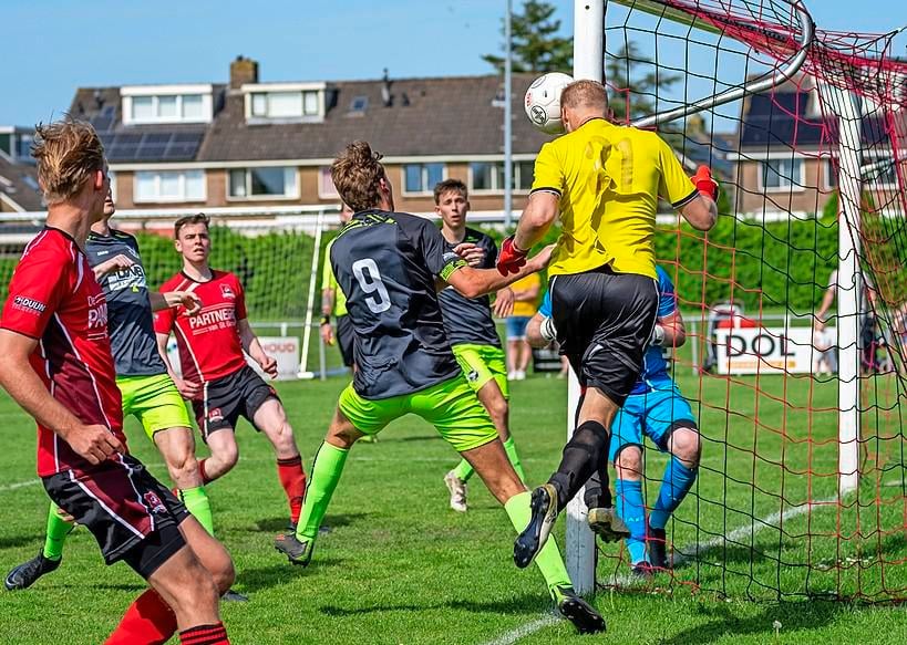 Keeper blundert eerst en kopt vervolgens St. George naar de titel: ’Dit verzin je niet’