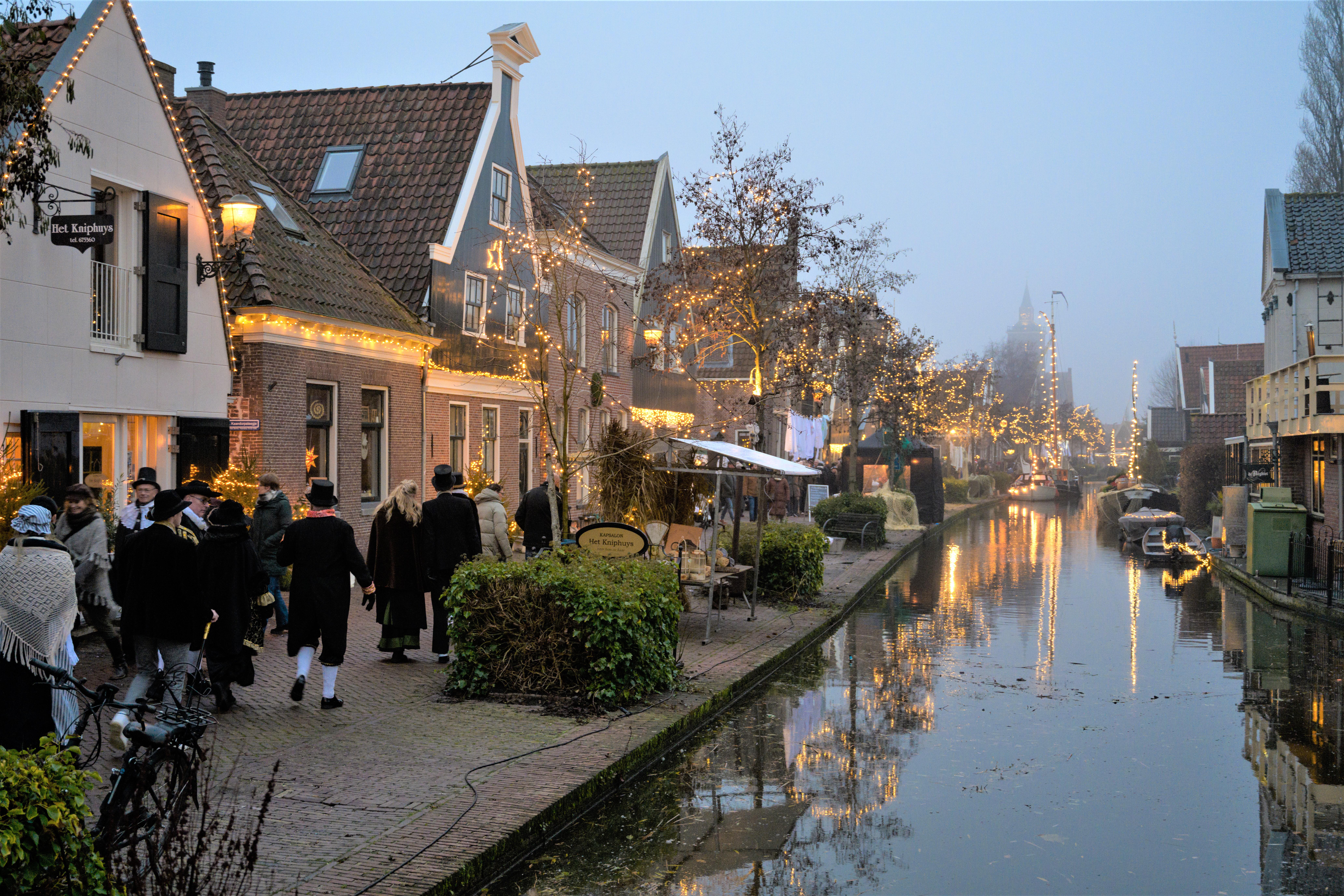 De Rijp op zijn best, in volle historische glorie. Midwinterfeest trekt tienduizenden bezoekers