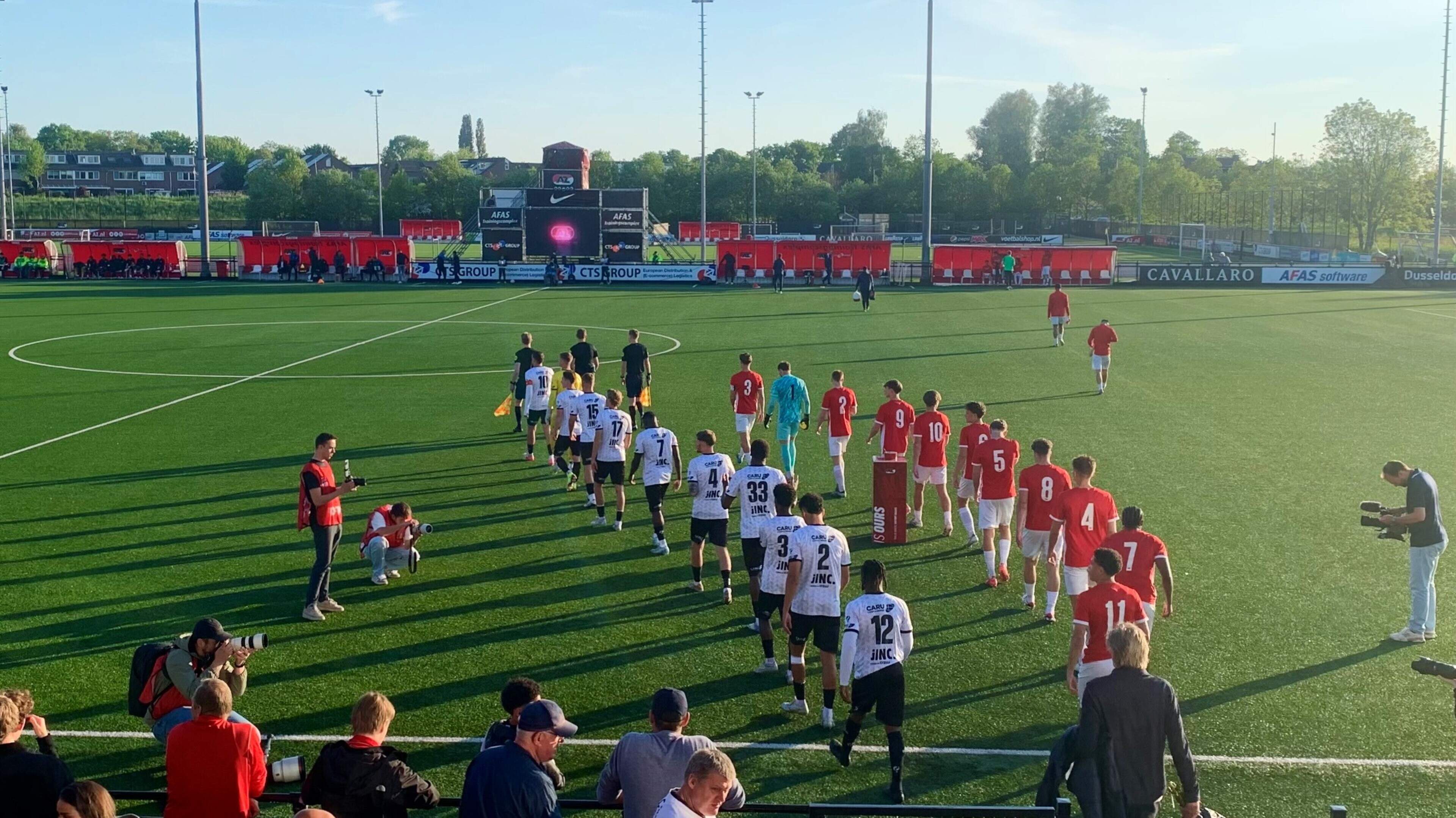 Jong AZ met een daverend slotakkoord het seizoen uit, maar toch is het feest bij Excelsior
