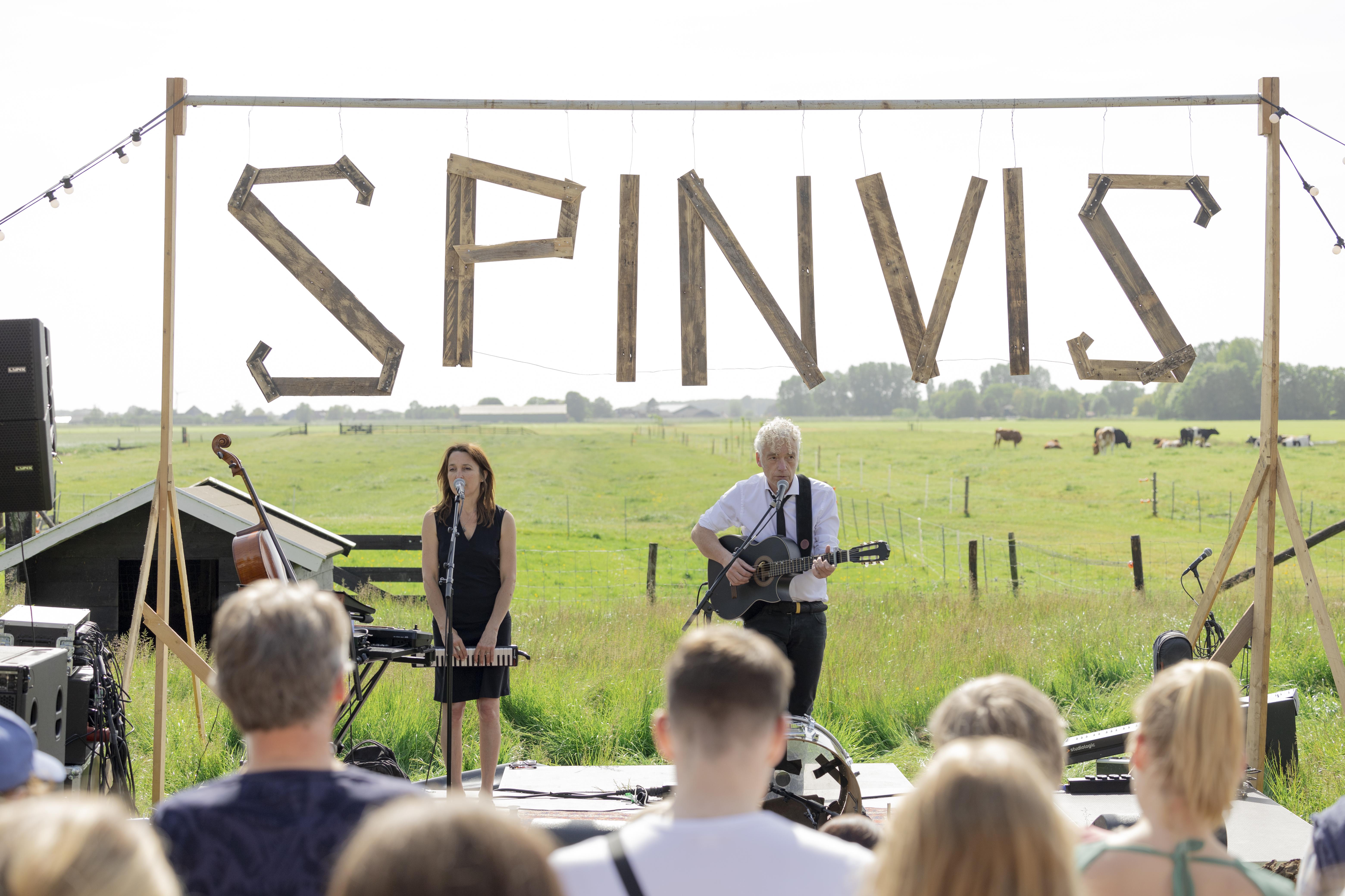 Spinvis in Aartswoud omringd door boe-roepers