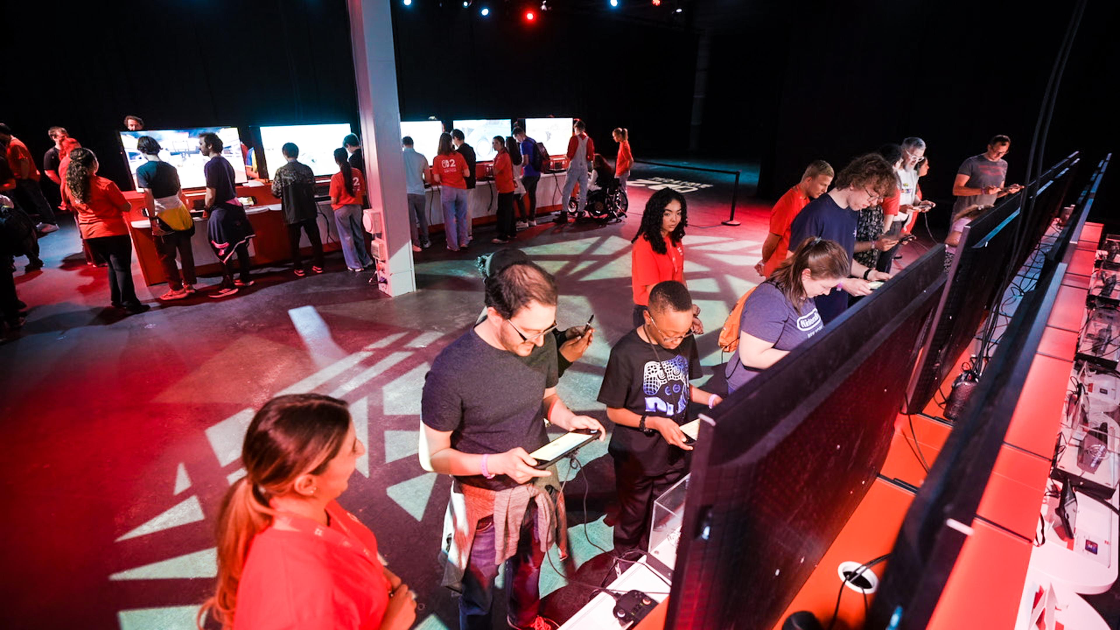 Fans uit heel Europa in de rij voor de Nintendo Switch 2 Experience in Zaandam. Johnny (40): ’Ik ben