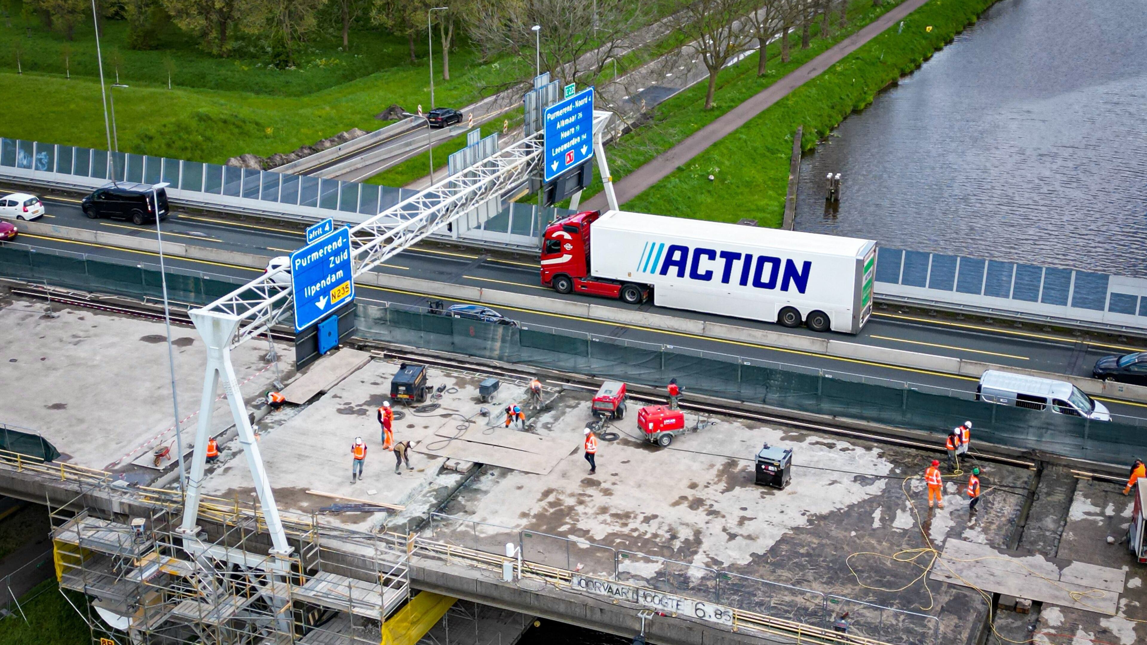 Sluiten A7 voor zwaar verkeer slaat in als een bom bij transport- en bussector. ’Dit slaat helemaal 