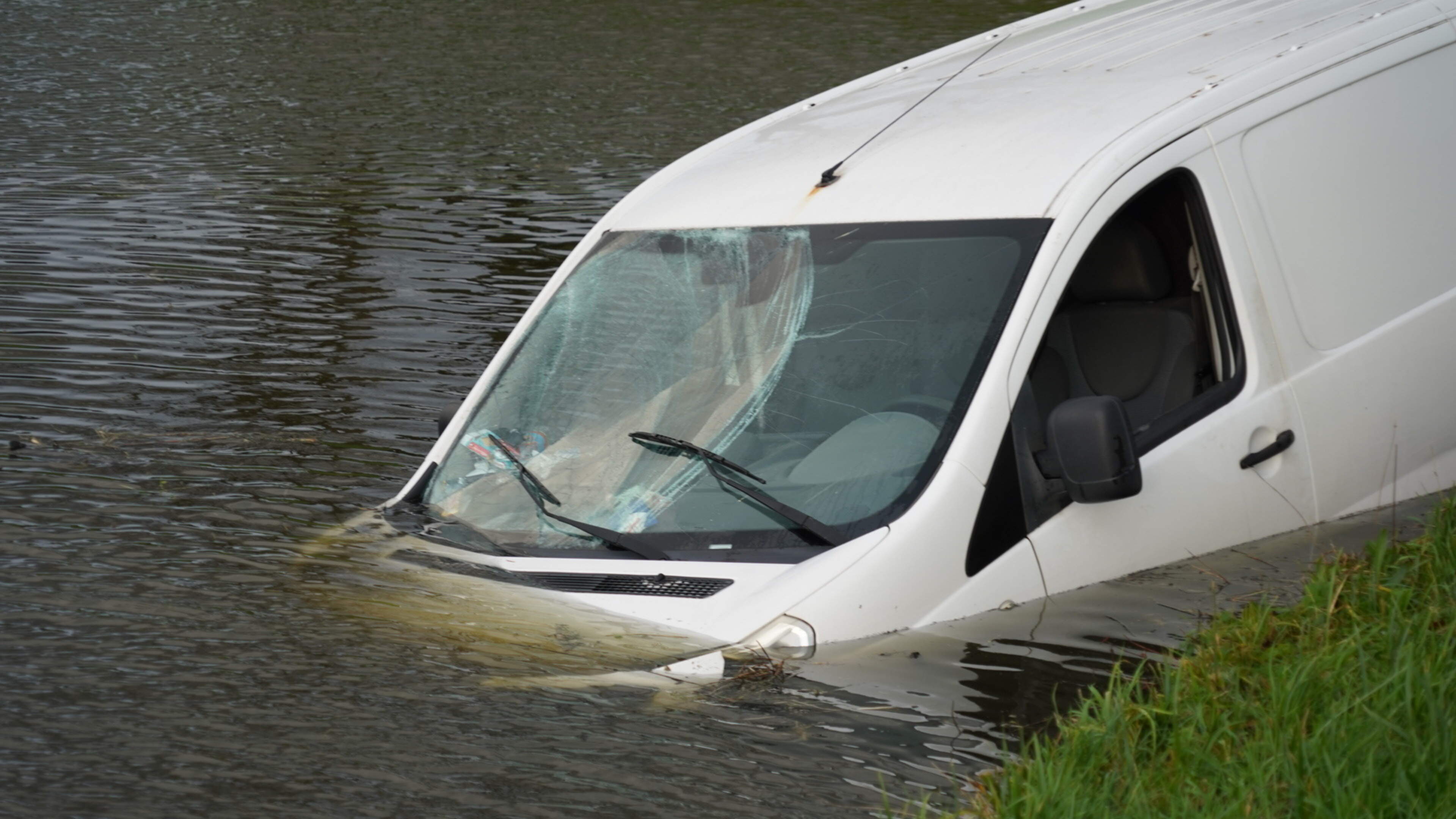 Bestelbus schiet van de weg en belandt in sloot tijdens hagelbui in Zwaagdijk-Oost
