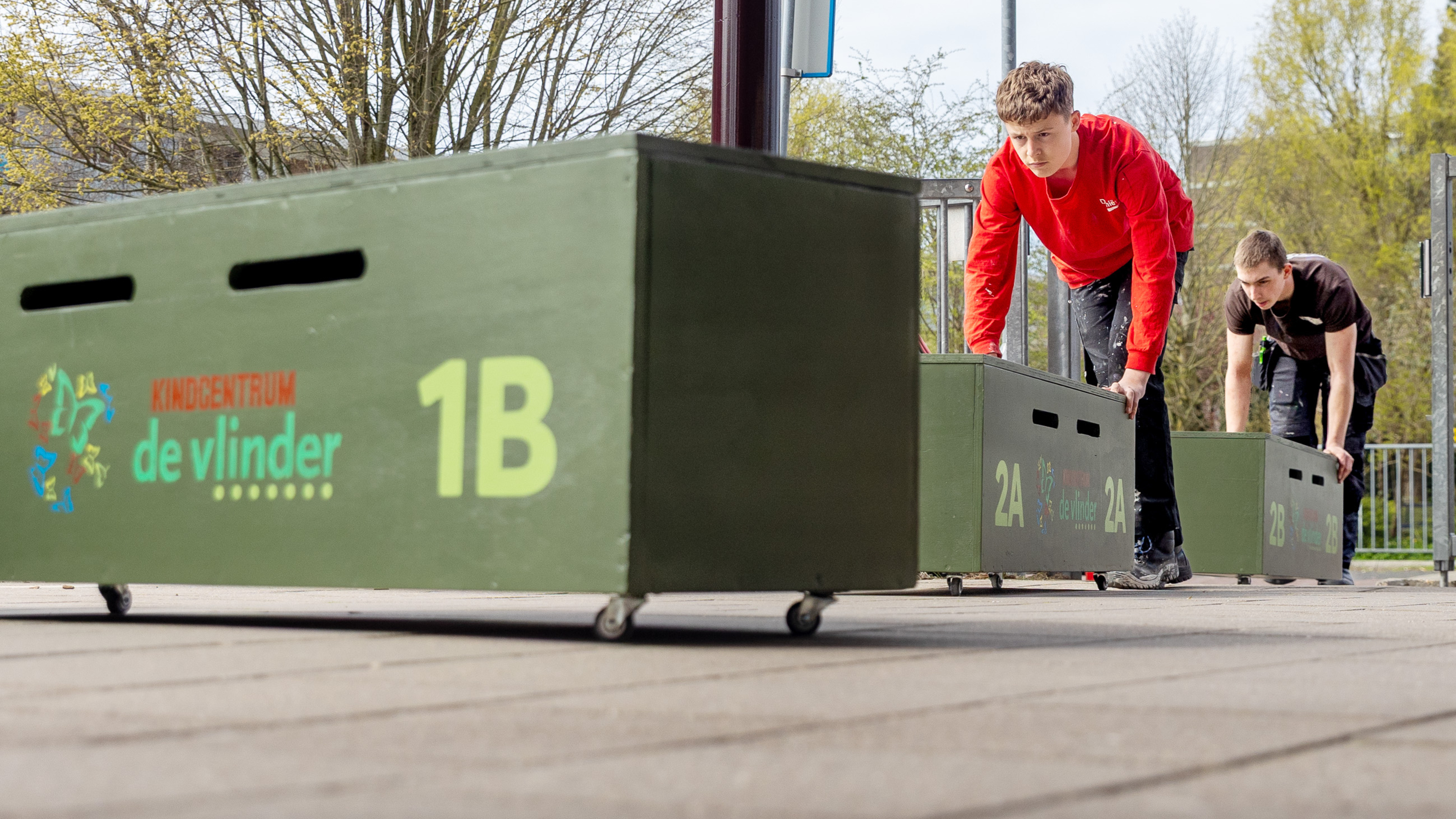 Dylan (16) and Damiën (15) do carpentry for De Vlinder Children’s Center in Heemskerk. Noor is impressed: ‘He’s really not going to make that’